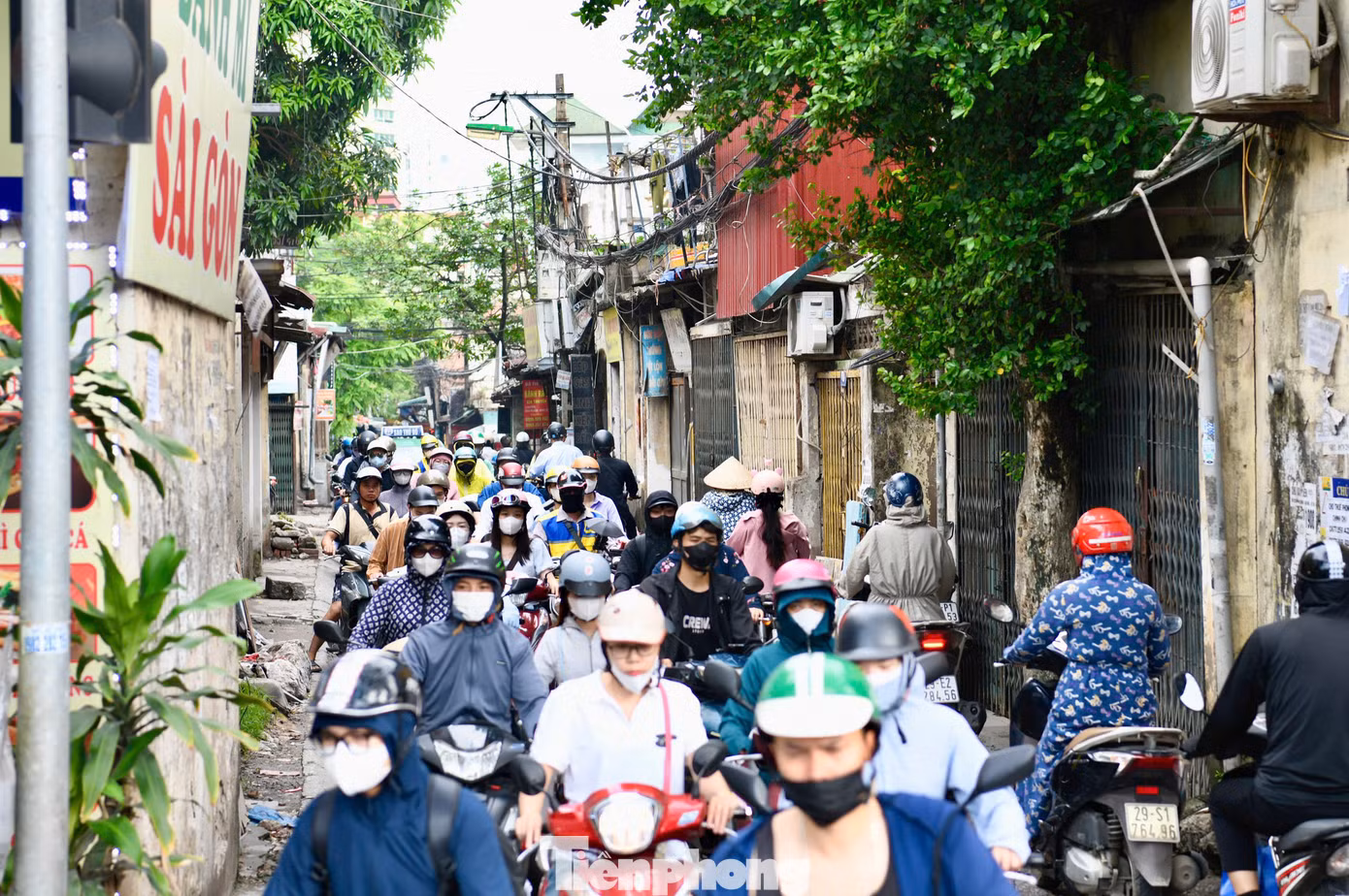 Tuy nhiên sau khi san ủi mở rộng đoạn ngõ nối ra phố Thành Thái vào tháng 6/2024 thì dự án lại tiếp tục "đắp chiếu".