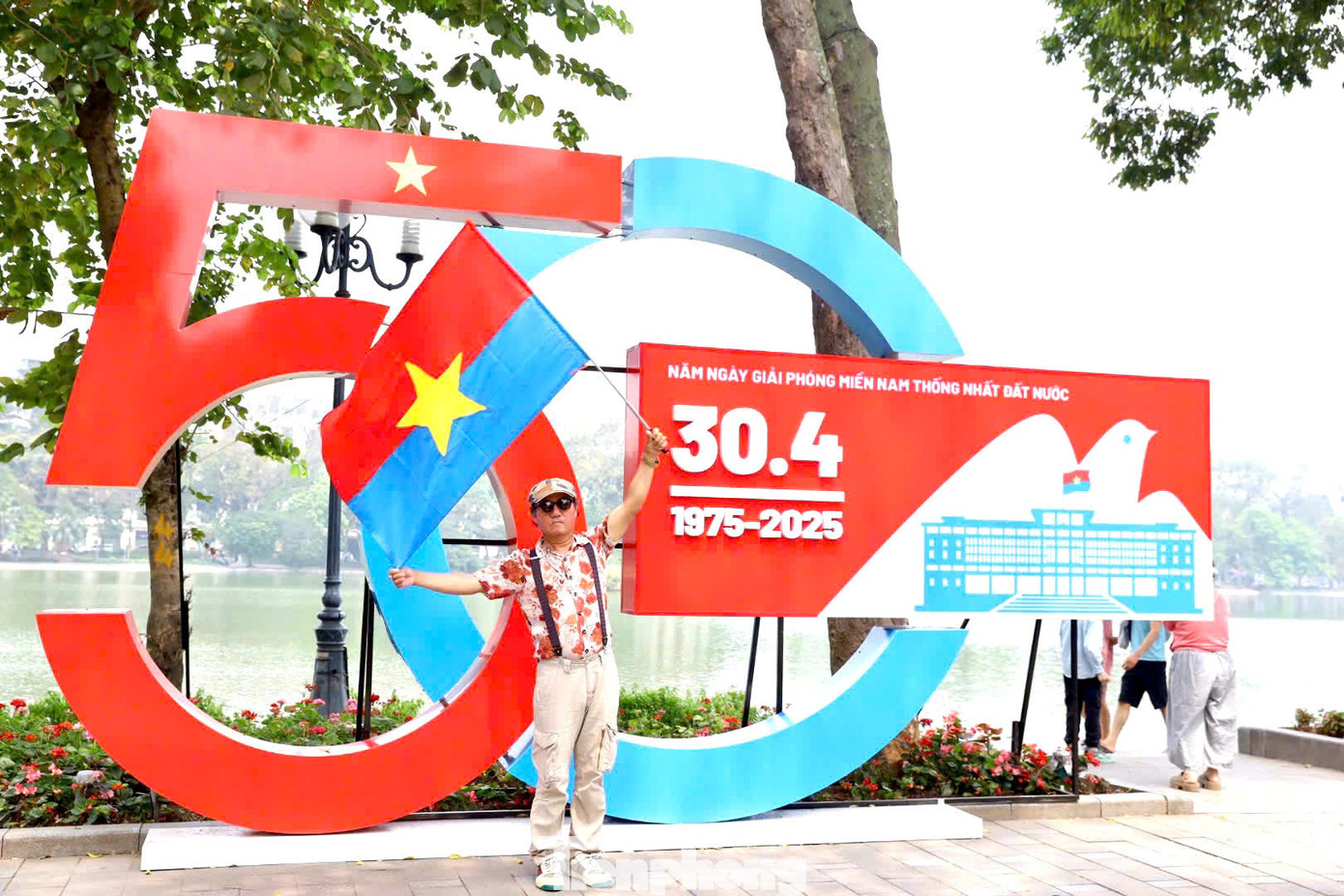 Quanh hồ Hoàn Kiếm hiện đã bố trí hàng loạt biểu tượng "50 năm Ngày Giải phóng miền Nam, Thống nhất đất nước".