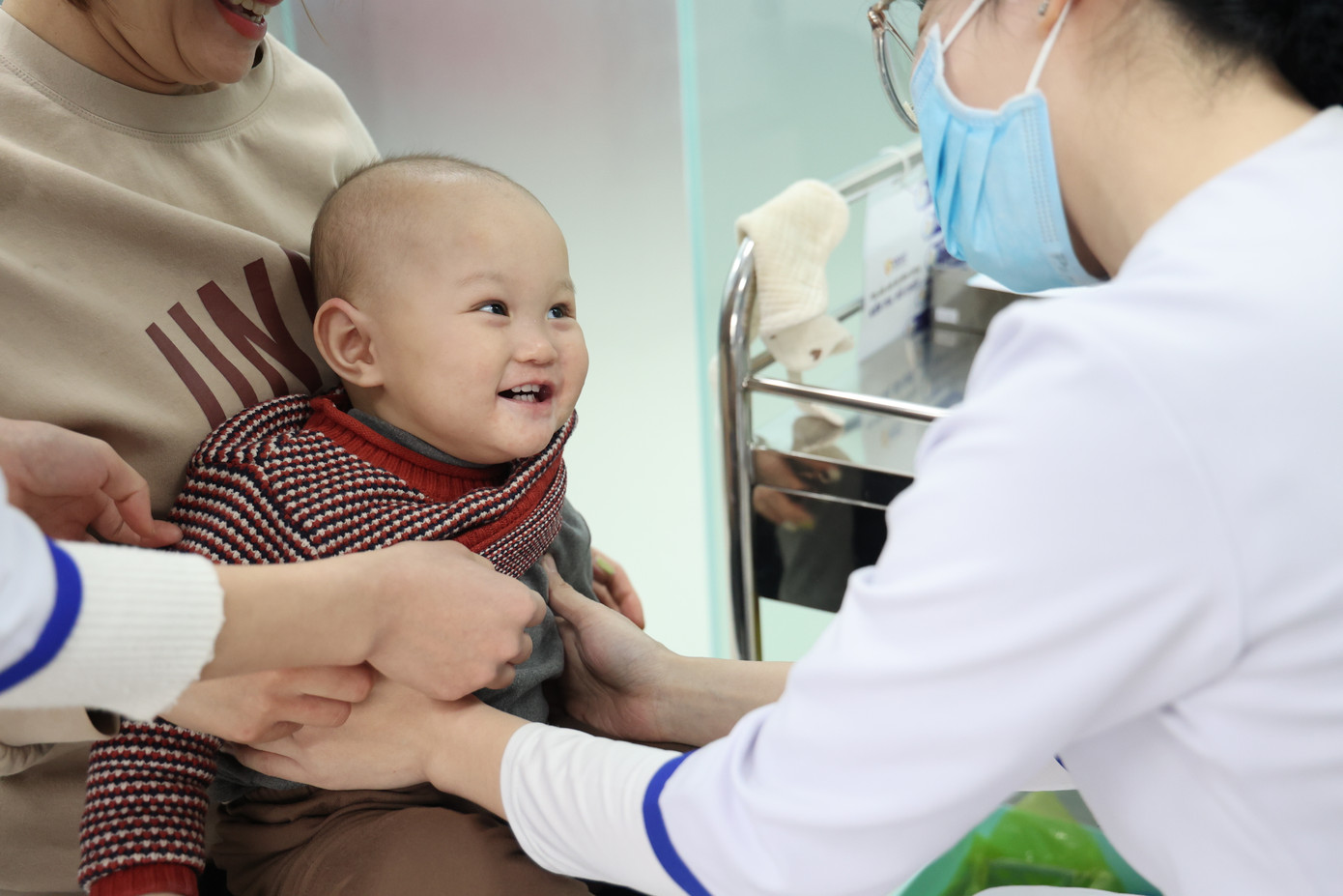 Trao đổi với PV Tiền Phong, bác sỹ Nguyễn Quang Huy - Trung tâm tiêm chủng VNVC cho biết: "Theo các nghiên cứu, vắc xin cúm có hiệu quả phòng bệnh lên đến 90%, giúp giảm 47% nguy cơ tử vong do mọi nguyên nhân, giảm nguy cơ nhập viện do viêm phổi, giảm nguy cơ nhồi máu cơ tim 15-45%". Trao đổi với PV Tiền Phong, bác sỹ Nguyễn Quang Huy - Trung tâm tiêm chủng VNVC cho biết: "Theo các nghiên cứu, vắc xin cúm có hiệu quả phòng bệnh lên đến 90%, giúp giảm 47% nguy cơ tử vong do mọi nguyên nhân, giảm nguy cơ nhập viện do viêm phổi, giảm nguy cơ nhồi máu cơ tim 15-45%".