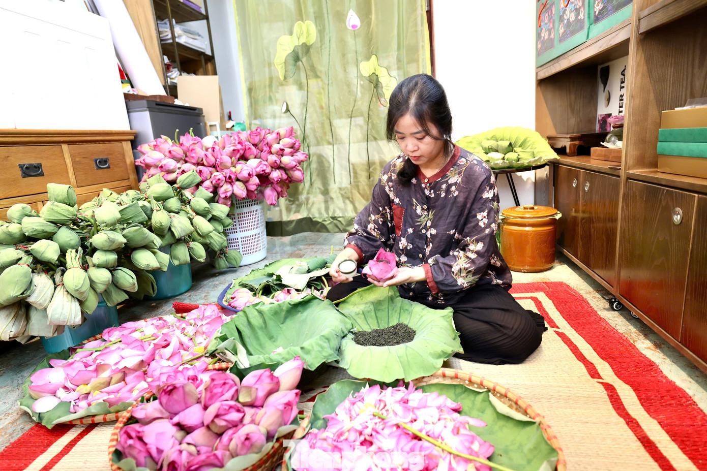 Trà sen ướp xổi khá dễ làm. Hoa sen ngay sau khi được cắt lên tại hồ hoặc mua về từ sáng sớm cần được ướp trà luôn để tranh thủ lúc hương sen còn đượm nhất. Hoa được ướp sen xong cho cắm vào các bình hoặc chậu nước để qua 1 đêm. Vào hôm sau, khi hương sen đã ngào ngạt trong trà, lúc này có thể bắt đầu lấy dùng. Với những bông sen đã ướp còn lại, có thể bảo quản bằng cách cho vào túi hút chân không bỏ ngăn đá tủ lạnh, dùng dần. Trà sen ướp xổi khá dễ làm. Hoa sen ngay sau khi được cắt lên tại hồ hoặc mua về từ sáng sớm cần được ướp trà luôn để tranh thủ lúc hương sen còn đượm nhất. Hoa được ướp sen xong cho cắm vào các bình hoặc chậu nước để qua 1 đêm. Vào hôm sau, khi hương sen đã ngào ngạt trong trà, lúc này có thể bắt đầu lấy dùng. Với những bông sen đã ướp còn lại, có thể bảo quản bằng cách cho vào túi hút chân không bỏ ngăn đá tủ lạnh, dùng dần.