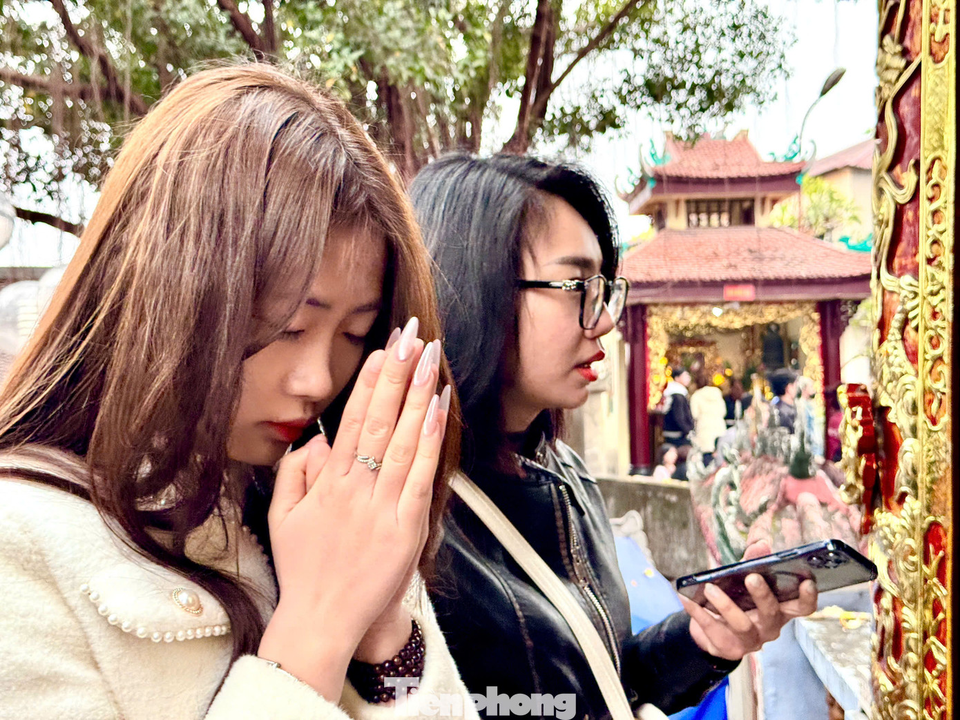 Người dân sắp lễ dâng lên Bà Chúa Kho, chủ yếu là người buôn bán, kinh doanh đến dâng lễ để "vay vốn" làm ăn hoặc xin "lộc rơi, lộc vãi" mong cho cả năm công việc được thuận lợi.