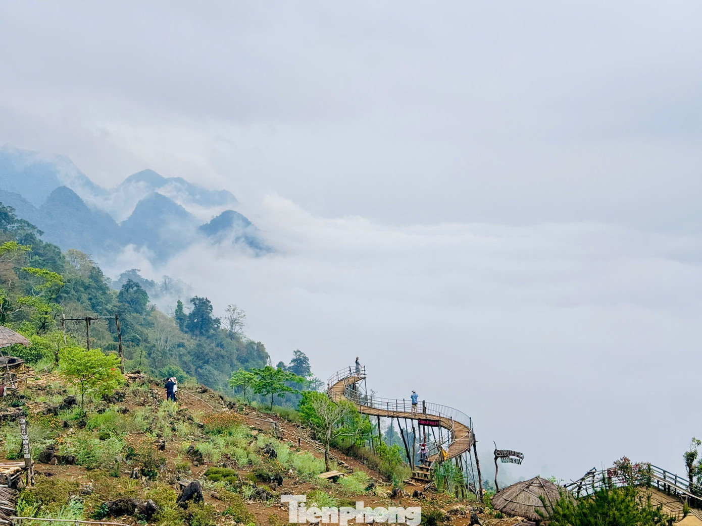 Hang Kia - Pà Cò là bản nằm giữa dải núi Xà Lĩnh và Lương Xa thuộc hai xã Hang Kia và Pà Cò, huyện Mai Châu, tỉnh Hòa Bình. Nơi đây bốn bề là núi đá, là nơi sinh sống chủ yếu của người dân tộc H'Mông.