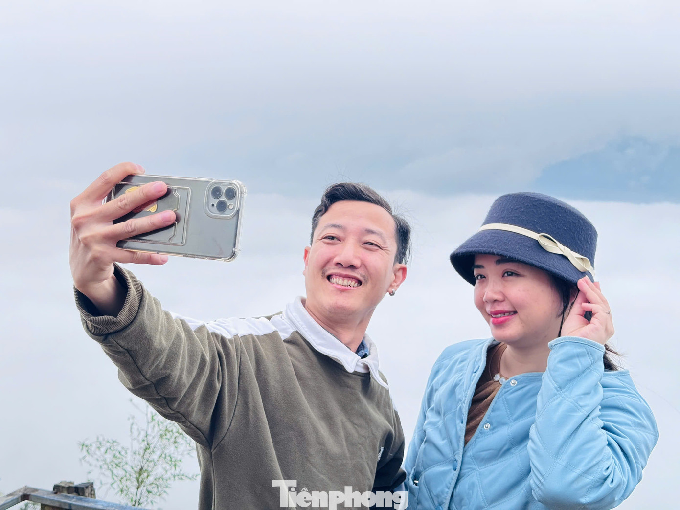 Bạn Thu Hà ở quận Đống Đa, Hà Nội chia sẻ: "Gia đình mình đã có chuyến đi đáng nhớ, săn mây thành công. Biển mây ở Hang Kia sẽ thấp hơn tầm nhìn nên có cảm giác như cả nhà đang đứng trên mây. Những lớp mây nằm ở lưng chừng như tấm vải trắng của thiên nhiên căng giữa hai dãy núi, trải dài vô tận, rất ấn tượng".