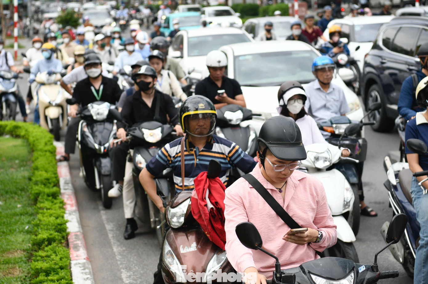 Tuyến phố chỉ khoảng 300 mét có tới 3 cột đèn đỏ, nên bình thường các phương tiện luôn phải nối dài giữa ba cột đèn đỏ liên tiếp chờ đợi để di chuyển.