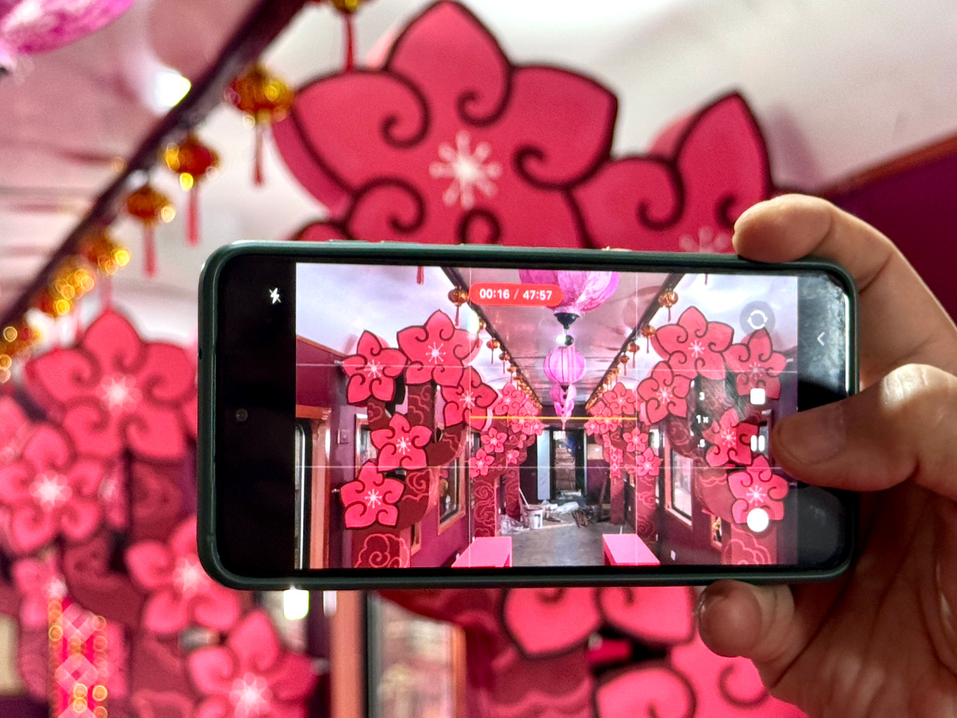 Hành khách khi lên toa tàu cộng đồng sẽ cảm thấy choáng ngợp bởi không gian rực rỡ, hòa mình trong không khí Tết cổ truyền vui tươi và ấm áp. Hành khách khi lên toa tàu cộng đồng sẽ cảm thấy choáng ngợp bởi không gian rực rỡ, hòa mình trong không khí Tết cổ truyền vui tươi và ấm áp.