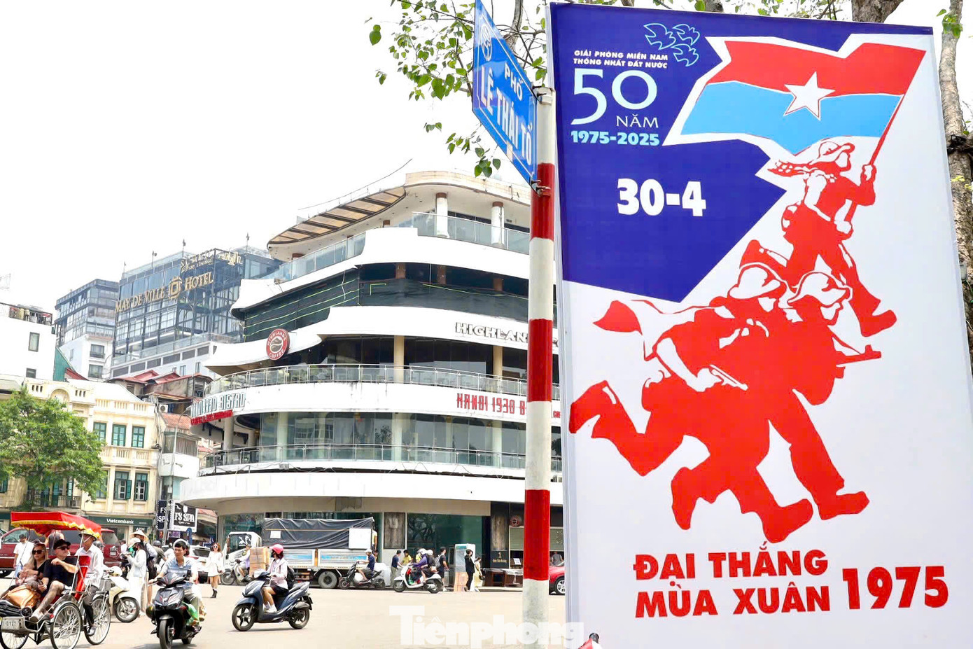 Hà Nội trang hoàng rực rỡ chào mừng kỷ niệm 50 năm Ngày Thống nhất đất nước trên tất cả các tuyến phố.