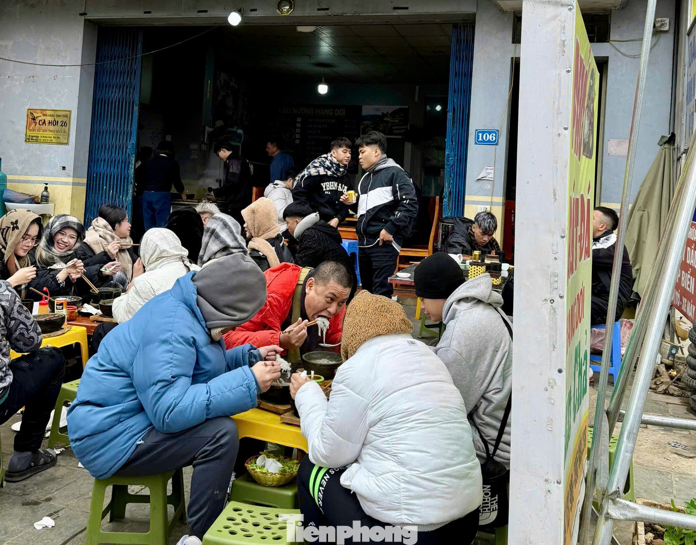 Lượng khách tăng đông, đột biến những ngày cuối tuần khiến mọi dịch vụ ở đây từ ăn uống đến lưu trú đều quá tải. Nhóm chị Yến (35 tuổi, Hưng Yên) phải đi loanh quanh hơn 10 km, đến quán thứ ba mới tìm được hàng ăn sáng còn chỗ.