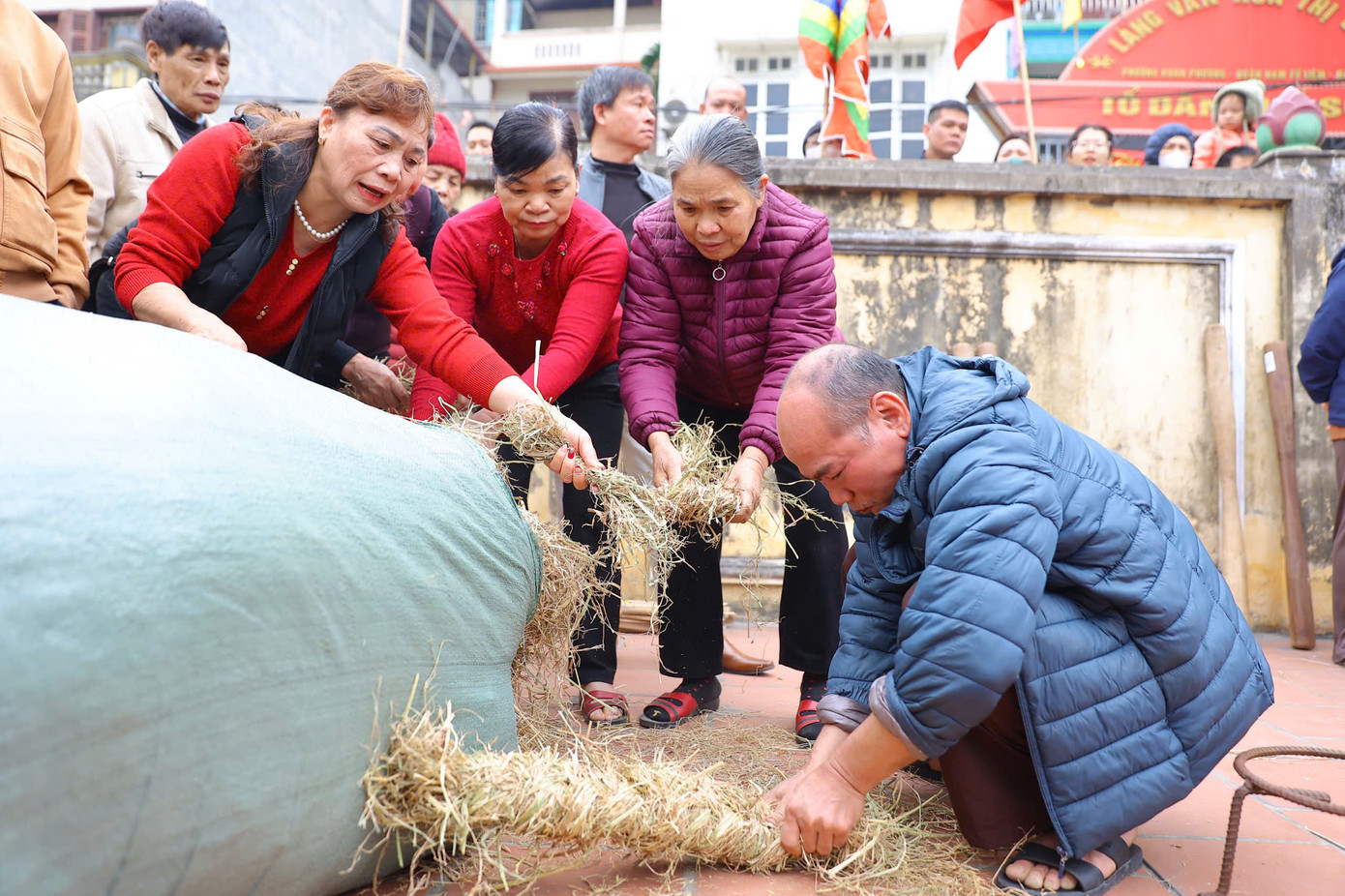 Tương truyền, vào đời Vua Hùng thứ 18, khi đất nước có nạn ngoại xâm, tướng quân Phan Tây Nhạc được Vua Hùng giao thống lĩnh quân binh đi đánh giặc. Tướng quân Phan Tây Nhạc lĩnh ý vua, nhận đủ quân số và gấp rút ngày đêm luyện rèn binh sĩ. Việc hành quân gấp gáp, nếu binh sĩ không được ăn đúng bữa thì khó có sức đuổi giặc. Ông nghĩ ra cách tổ chức thi nấu cơm có thưởng ngay trong quân ngũ để nhanh chóng ổn định đội quân hậu cần giỏi nấu nướng. Tương truyền, vào đời Vua Hùng thứ 18, khi đất nước có nạn ngoại xâm, tướng quân Phan Tây Nhạc được Vua Hùng giao thống lĩnh quân binh đi đánh giặc. Tướng quân Phan Tây Nhạc lĩnh ý vua, nhận đủ quân số và gấp rút ngày đêm luyện rèn binh sĩ. Việc hành quân gấp gáp, nếu binh sĩ không được ăn đúng bữa thì khó có sức đuổi giặc. Ông nghĩ ra cách tổ chức thi nấu cơm có thưởng ngay trong quân ngũ để nhanh chóng ổn định đội quân hậu cần giỏi nấu nướng.
