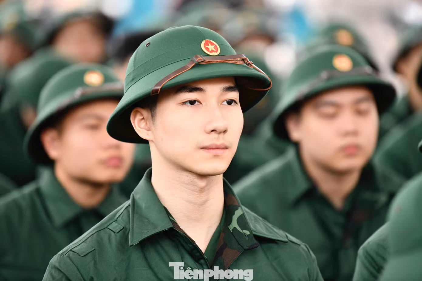 Tỉ lệ công dân có trình độ đại học, cao đẳng nhập ngũ đạt 46,4%, tăng 9,1% so với năm 2024, trong đó, tỉ lệ có trình độ đại học, cao đẳng tham gia nghĩa vụ Công an nhân dân đạt trên 70%. Số công dân tình nguyện viết đơn xung phong lên đường nhập ngũ là 80 đồng chí, nhiều hơn 51% so với năm 2024. Đặc biệt, có tới 8 công dân ưu tú đã được xét, tổ chức kết nạp vào Đảng ngay trước khi lên đường nhập ngũ.