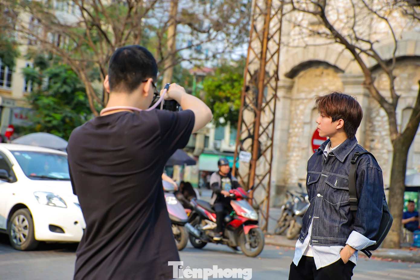 Các bạn trẻ tranh thủ đi dạo phố chụp ảnh check-in lưu giữ lại khoảng khắc tuyệt đẹp mùa cây thay lá. Các bạn trẻ tranh thủ đi dạo phố chụp ảnh check-in lưu giữ lại khoảng khắc tuyệt đẹp mùa cây thay lá.