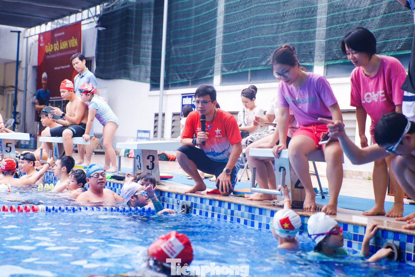 Tham gia đội bơi Mũ Đỏ không có nghĩa được đội mũ đỏ ngay lập tức. Theo anh Thủy, lúc mới bắt đầu các bé sẽ thuộc đội Dự Bị. Sau khi biết bơi và bơi thành thạo, hoàn thành cự ly 2,6km liên tục sẽ được thăng cấp Mũ Trắng. Để có cho mình chiếc Mũ Đỏ, những em nhỏ cần bơi 5km, hoặc 10km nếu tầm 10 tuổi. Những năm gần đây đội Mũ Đỏ còn thêm một loại mũ nữa, là mũ Coach, dành cho thành viên lâu năm, có thể bơi 15km liên tục, và quay lại hướng dẫn thế hệ sau.