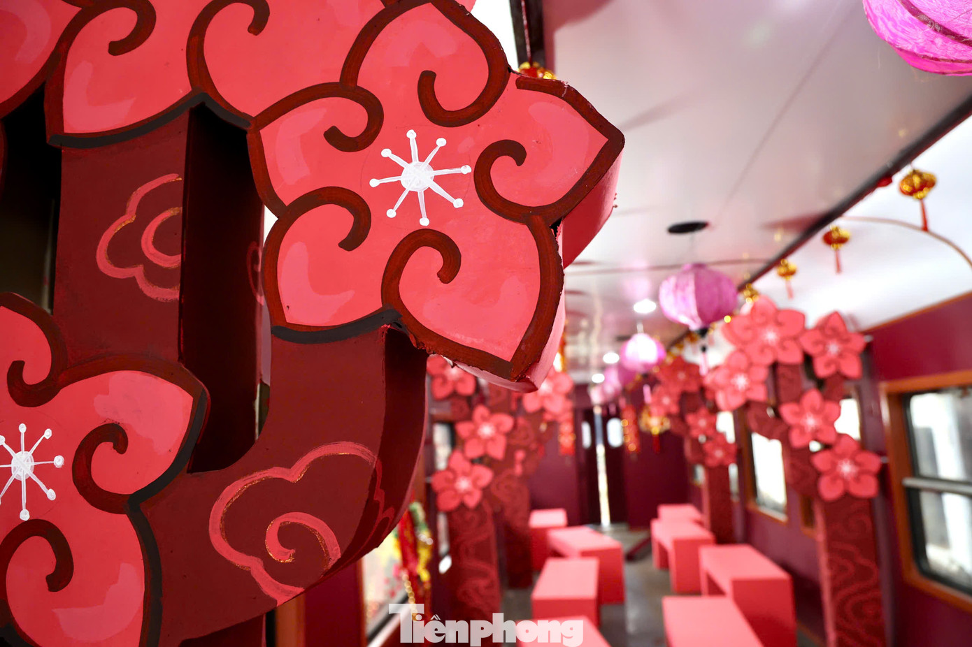 "Sẽ có hai toa cộng đồng, toa chạy từ ga Hà Nội sẽ được tô điểm bởi sắc hồng của hoa đào - loài hoa đặc trưng dịp Tết đến xuân về của miền Bắc. Ở chiều ngược lại, toa tàu khởi hành từ phương Nam sẽ ngập trong sắc vàng hoa mai. Đây cũng chính là 2 hình tượng xuyên suốt, được cách điệu hóa trong từng không gian sáng tạo", họa sĩ Trương Trọng Quyền chia sẻ. "Sẽ có hai toa cộng đồng, toa chạy từ ga Hà Nội sẽ được tô điểm bởi sắc hồng của hoa đào - loài hoa đặc trưng dịp Tết đến xuân về của miền Bắc. Ở chiều ngược lại, toa tàu khởi hành từ phương Nam sẽ ngập trong sắc vàng hoa mai. Đây cũng chính là 2 hình tượng xuyên suốt, được cách điệu hóa trong từng không gian sáng tạo", họa sĩ Trương Trọng Quyền chia sẻ.