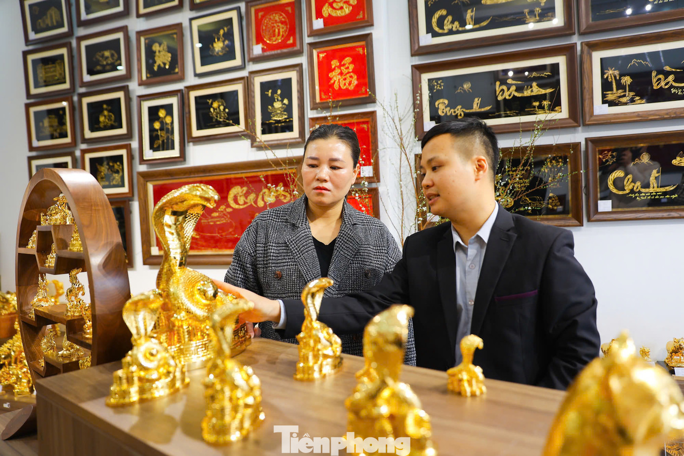 Năm nay các mẫu tượng rắn có nhiều mẫu mã, kích thước hướng tới phân khúc khách hàng cao cấp. Giá các sản phẩm này dao động từ 4 triệu đến 50 triệu đồng, tùy vào kích thước, hình dáng của mỗi loại. Anh Sơn, quản lý cửa hàng quà tặng mạ vàng ở phố Ô Chợ Dừa, (Hà Nội) cho biết: "Đội ngũ chế tác mất gần 1 năm chuẩn bị từ việc lên ý tưởng thiết kế, tạo mẫu, chế tác với nhiều công đoạn để tạo nên các sản phẩm quà tặng độc đáo này".