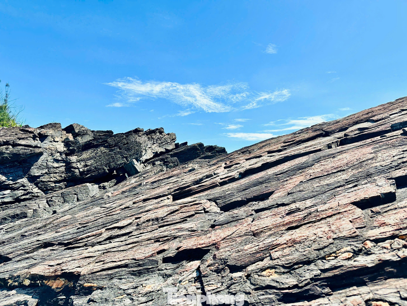 Đá ở Bàn Than có màu đen như đá ở đảo Lý Sơn, Quảng Ngãi, nhưng không phải là đá núi lửa mà là đá gốc hơn 400 triệu năm tuổi, được đẩy nhô lên khỏi mặt biển qua các đợt kiến tạo địa chất.