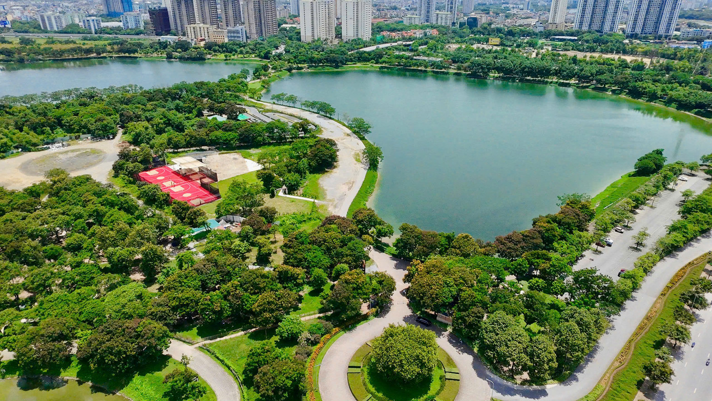 Tổng diện tích của công viên 323 hecta, trong đó phần cây xanh và hồ nước chiếm khoảng 280 hecta. Ngay tại khu vực trung tâm là hồ điều hoà rộng lớn, bốn bề là đồi cỏ, cây cối và lối đi, tạo nên một không gian cực kỳ xanh mát. Tổng diện tích của công viên 323 hecta, trong đó phần cây xanh và hồ nước chiếm khoảng 280 hecta. Ngay tại khu vực trung tâm là hồ điều hoà rộng lớn, bốn bề là đồi cỏ, cây cối và lối đi, tạo nên một không gian cực kỳ xanh mát.