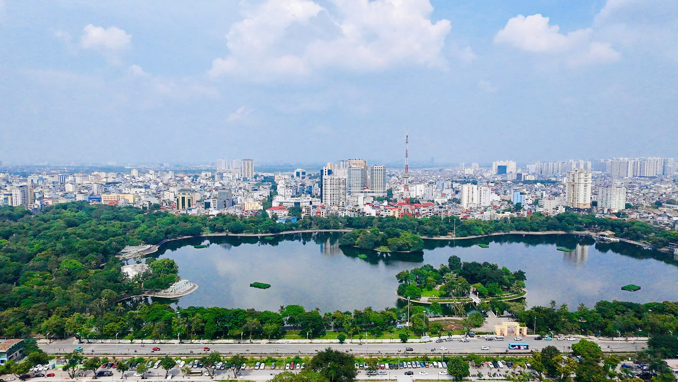 Công viên Thống Nhất trải dài giữa 4 phố: Trần Nhân Tông, Lê Duẩn, Đại Cồ Việt và Nguyễn Đình Chiểu. Với diện tích rộng khoảng 50 ha, bao trọn hồ bảy mẫu rộng 25 ha, công viên như một viên ngọc bích, là lá phổi xanh giữa lòng Thủ đô.