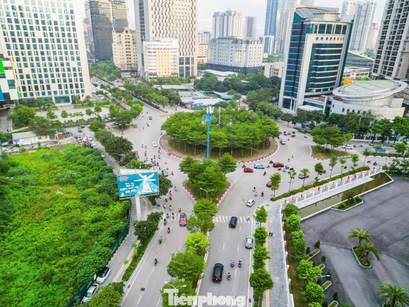 Tuyến đường từ vòng xuyến Tôn Thất Thuyết đến phố Trung Kính dài chưa đầy 1km nhưng đang trở thành điểm nóng về giao thông tại khu vực Cầu Giấy, Hà Nội.