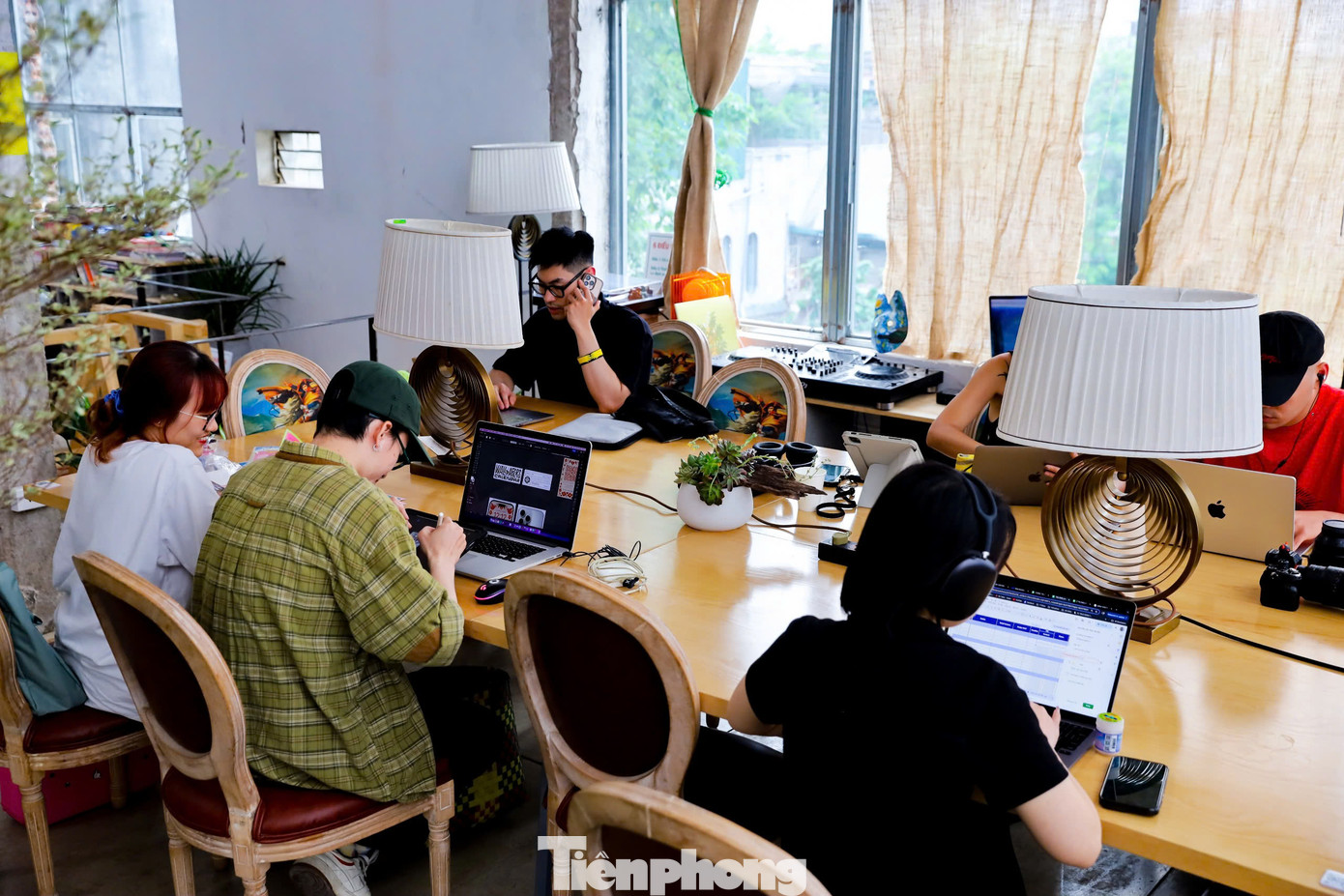 Khu vực làm việc của quán ở tầng 2 khá yên tĩnh, âm thanh được tiết chế tối đa để đảm bảo sự tập trung. Không gian không có tiếng nói chuyện, tạo cảm giác tách biệt khỏi sự ồn ào phố phường bên ngoài.