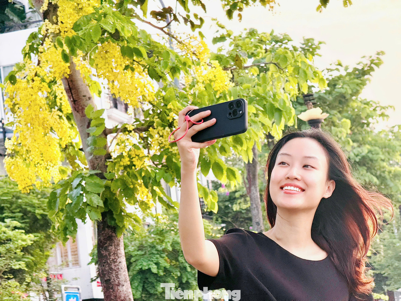 Hoa muồng hoàng yến không chỉ đẹp ở sắc màu mà còn mang ý nghĩa tượng trưng cho sự may mắn và thịnh vượng trong văn hóa nhiều nước châu Á. Không gian vàng óng ánh dưới tán hoa muồng hoàng yến nhanh chóng trở thành điểm check-in yêu thích của giới trẻ, đặc biệt vào những buổi chiều hoàng hôn rực rỡ.