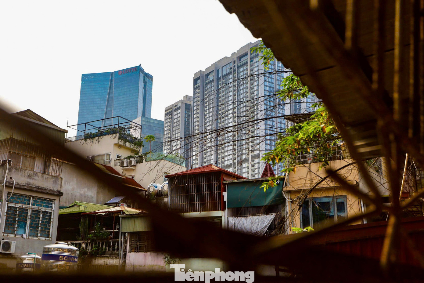 Anh Tuấn Anh sống tại chung cư B2 Ngọc Khánh chia sẻ: “Chúng tôi vẫn chờ từng ngày để công trình được cải tạo, xây mới vì không ai muốn bỏ tiền ra sửa chữa những thứ đã hỏng hóc để rồi sau đó lại bị đập đi xây lại”.