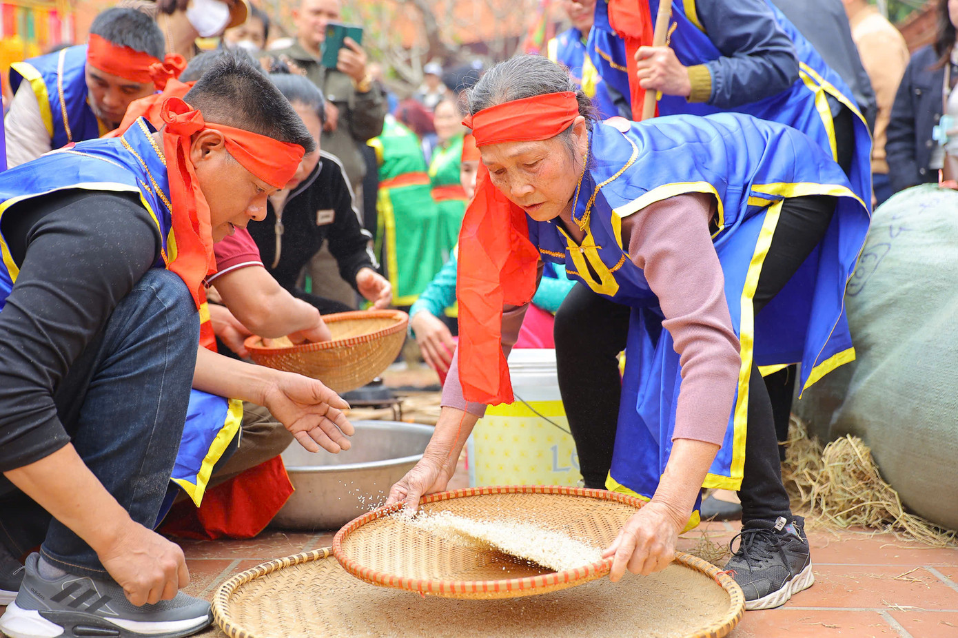 Các thành viên khác thì đun sôi nồi nước trước khi cho gạo vào. Không khí cuộc thi diễn ra rất khẩn trương vì các đội chỉ có khoảng 30 phút từ lúc kéo lửa đến khi cơm chín. Các thành viên khác thì đun sôi nồi nước trước khi cho gạo vào. Không khí cuộc thi diễn ra rất khẩn trương vì các đội chỉ có khoảng 30 phút từ lúc kéo lửa đến khi cơm chín.