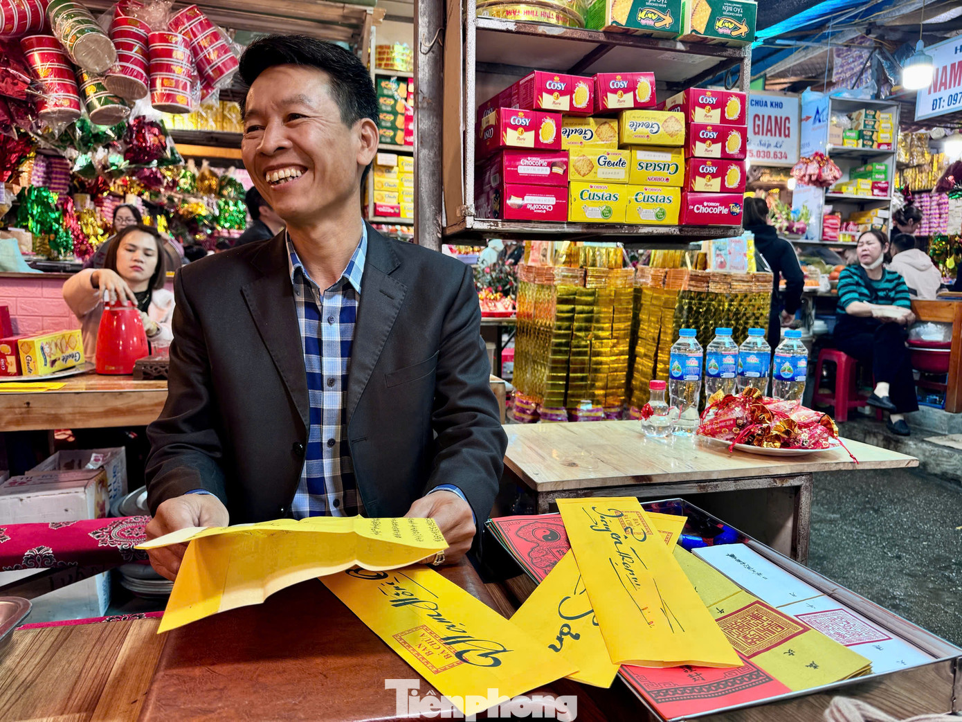 Khu vực viết sớ, sắp lễ ở bên hông đền tấp nập người.