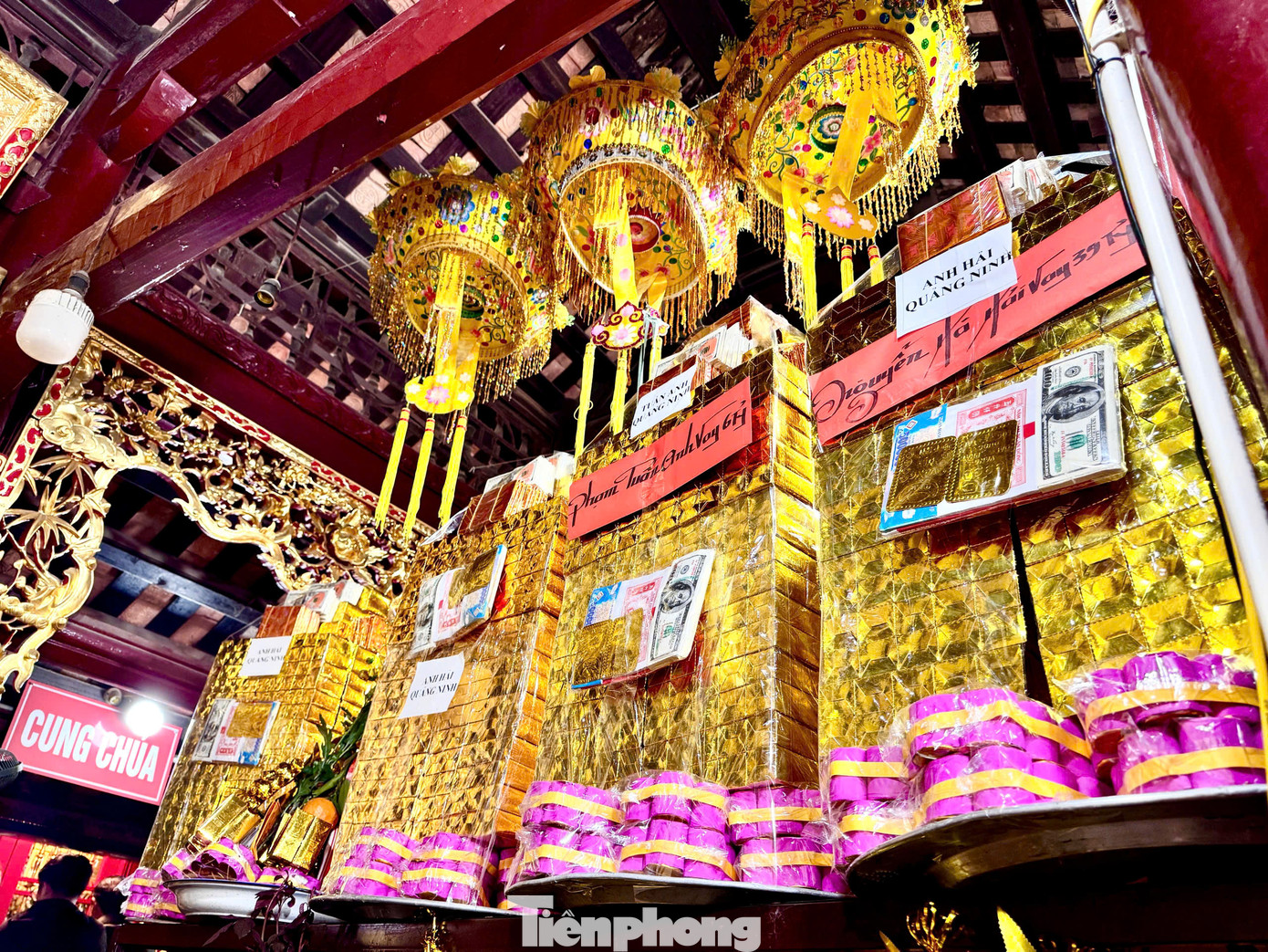 Người dân chen nhau vào chính điện của đền để thắp hương, cầu khấn. Khu vực trước Cung Chúa kẹt cứng người, nhiều người phải đứng từ bên ngoài vái vọng.