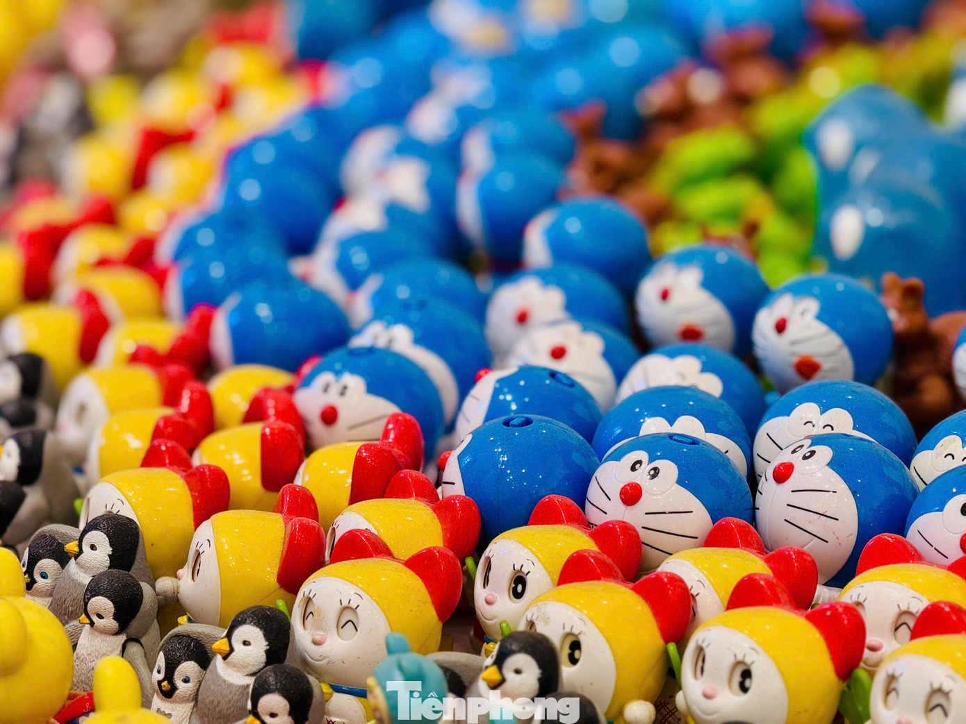 Tất cả đều là đồ chơi nhựa bị vứt bỏ được thu thập từ khắp đất nước Nhật Bản, dưới bàn tay tài hoa và trí tưởng tượng bay bổng của nghệ sĩ, những món đồ chơi bằng nhựa bị lãng quên được tái sinh thêm vòng đời mới trở thành các tác phẩm nghệ thuật độc đáo.