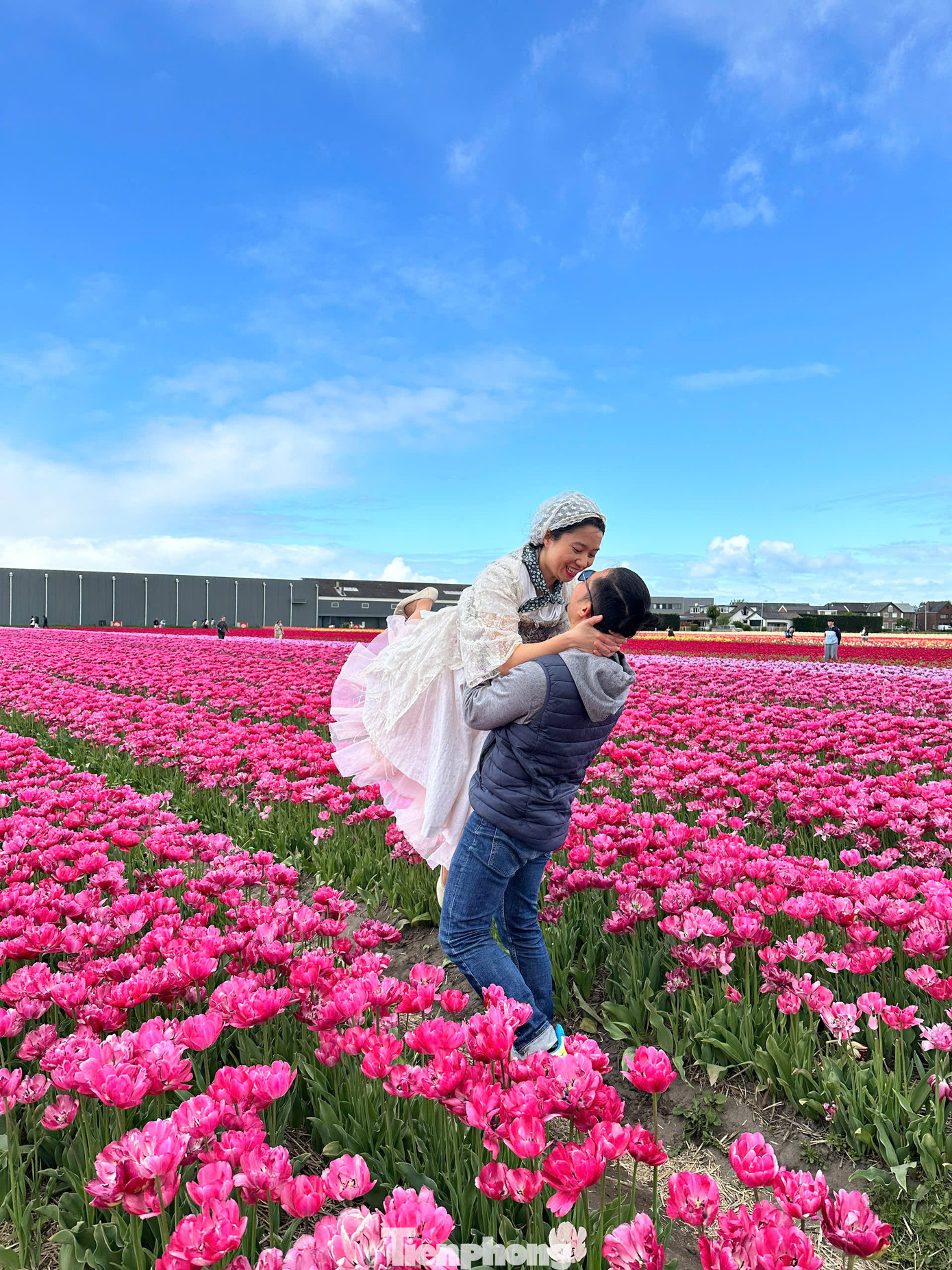 Anh Việt Dũng đến từ Hà Nội chia sẻ: "Mình đã mơ ước đến đây từ lâu và thực sự choáng ngợp trước vẻ đẹp của nó. Cả một biển hoa rực rỡ, không khí trong lành, chụp ảnh góc nào cũng đẹp mê hồn. Đến đây rồi mới thấy Hà Lan xứng danh xứ sở hoa tulip."
