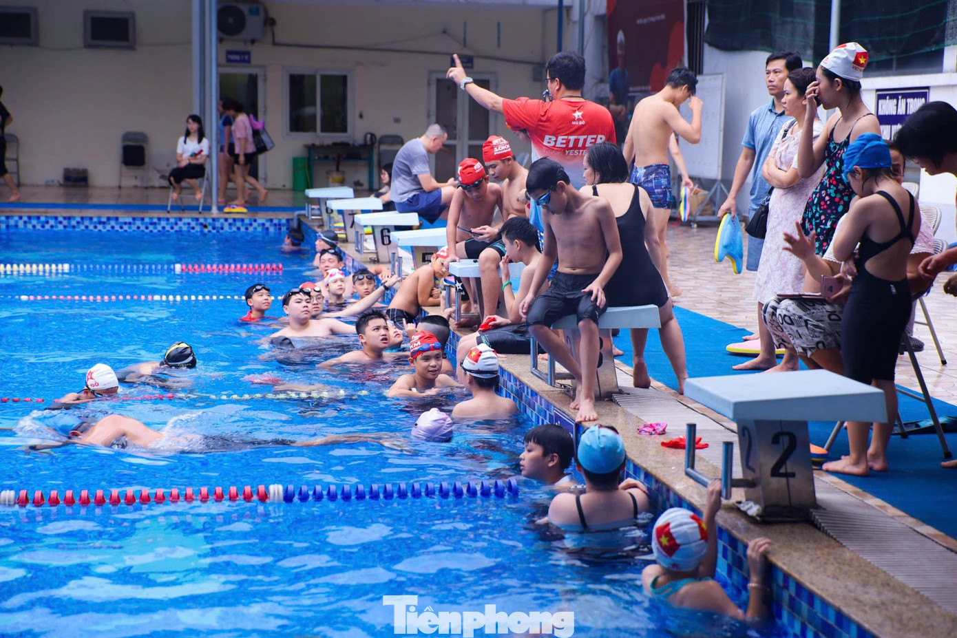 Điều này nhằm thúc đẩy nỗ lực của các em, đúng với tôn chỉ “Vượt qua chính mình” của Mũ Đỏ. Anh Thủy cũng rất giỏi trong việc tạo cảm hứng và duy trì động lực, với rất nhiều “chiêu trò” sáng tạo để các học viên không ngừng cố gắng, luôn có mục tiêu để chinh phục. Suốt 13 năm, chưa bao giờ anh Thủy cảm thấy nhàm chán với công việc ở bể bơi, cũng như rất nhiều thế hệ của Mũ Đỏ luôn hào hứng mỗi khi hòa mình cùng làn nước.