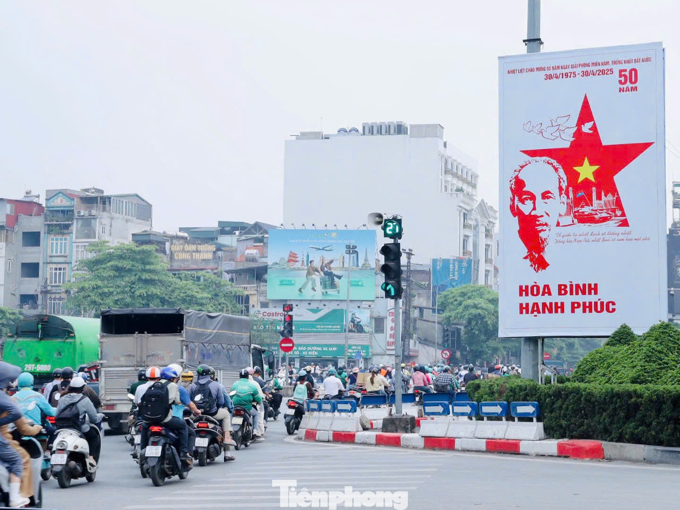 Áp phích, banner chào mừng tại nút giao ngã năm Ô Chợ Dừa (quận Đống Đa).