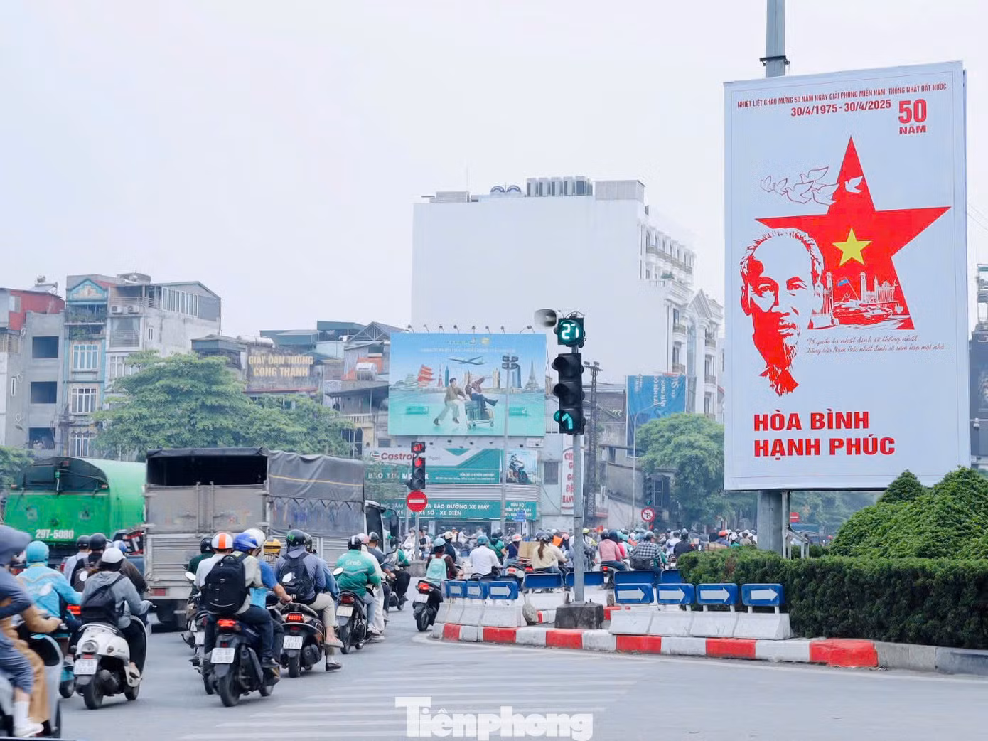 Áp phích, banner chào mừng tại nút giao ngã năm Ô Chợ Dừa (quận Đống Đa).