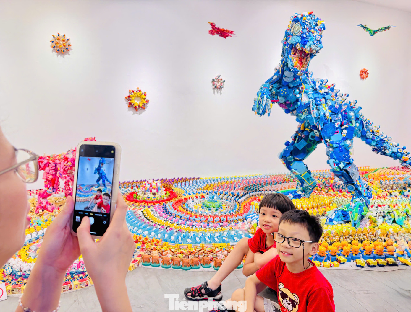 Những món đồ chơi từng rất quen thuộc gắn bó với tuổi thơ của nhiều thế hệ giờ trở thành những tác phẩm nghệ thuật độc đáo khiến người xem thán phục. Không chỉ ấn tượng về mặt thị giác, các tác phẩm còn giúp người xem suy nghĩ nhiều hơn về lượng rác thải ra mỗi ngày, từ đó nâng cao ý thức bảo vệ môi trường.