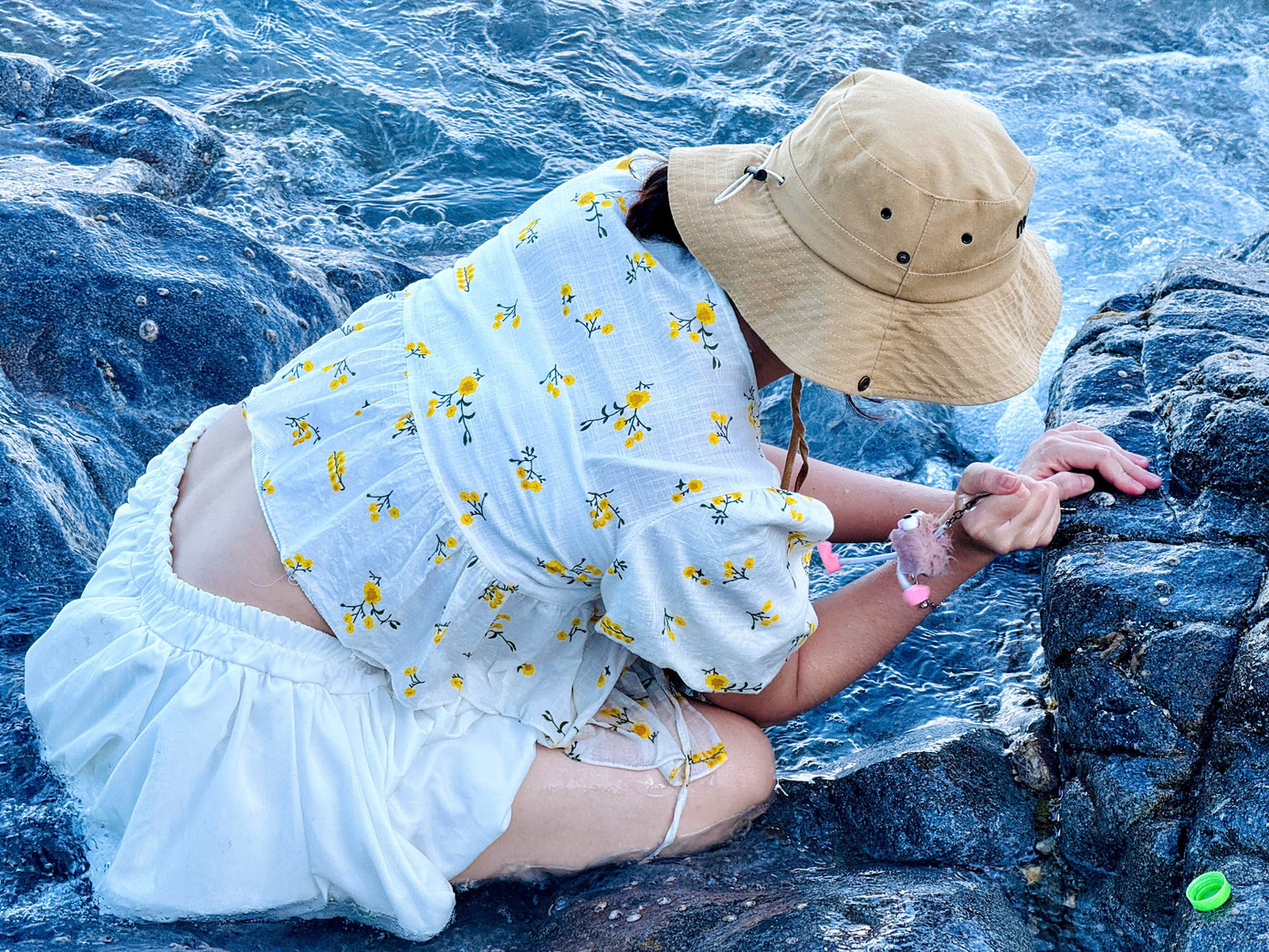 Du khách thoải mái đốt lửa trại, vui chơi thỏa thích bên bờ biển Ghềnh Bàng, tận hưởng không gian yên bình và thiên nhiên hoang sơ nơi đây. Du khách thoải mái đốt lửa trại, vui chơi thỏa thích bên bờ biển Ghềnh Bàng, tận hưởng không gian yên bình và thiên nhiên hoang sơ nơi đây.