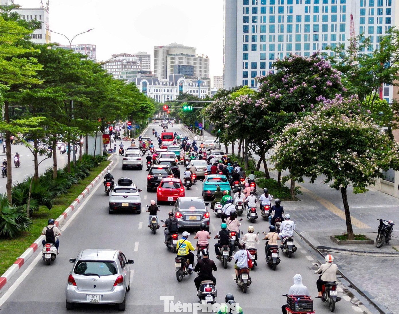Tuyến phố chỉ khoảng 300 mét có tới 3 cột đèn đỏ, nên bình thường các phương tiện luôn phải nối dài giữa ba cột đèn đỏ liên tiếp chờ đợi để di chuyển.