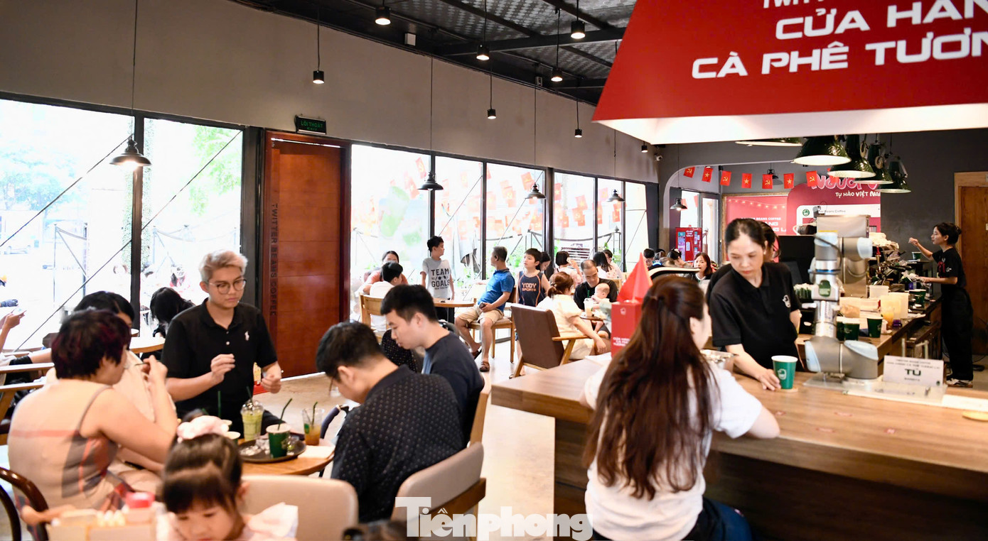 Trải nghiệm thực tế tại quán, nhiều người tỏ ra thích thú với mô hình mới lạ, độc đáo này, Anh Kim Việt Tiến (Yên Hòa, Cầu Giấy) chia sẻ: "Lần đầu tiên tôi được trải nghiệm cà phê do robot phục vụ, đồ uống giữ nguyên hương vị quen thuộc. Robot bê đồ còn tương tác bằng những câu chào thú vị, khác biệt so với hình thức truyền thống".