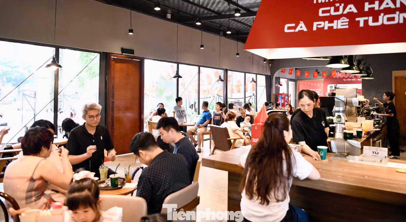 Trải nghiệm thực tế tại quán, nhiều người tỏ ra thích thú với mô hình mới lạ, độc đáo này, Anh Kim Việt Tiến (Yên Hòa, Cầu Giấy) chia sẻ: "Lần đầu tiên tôi được trải nghiệm cà phê do robot phục vụ, đồ uống giữ nguyên hương vị quen thuộc. Robot bê đồ còn tương tác bằng những câu chào thú vị, khác biệt so với hình thức truyền thống".