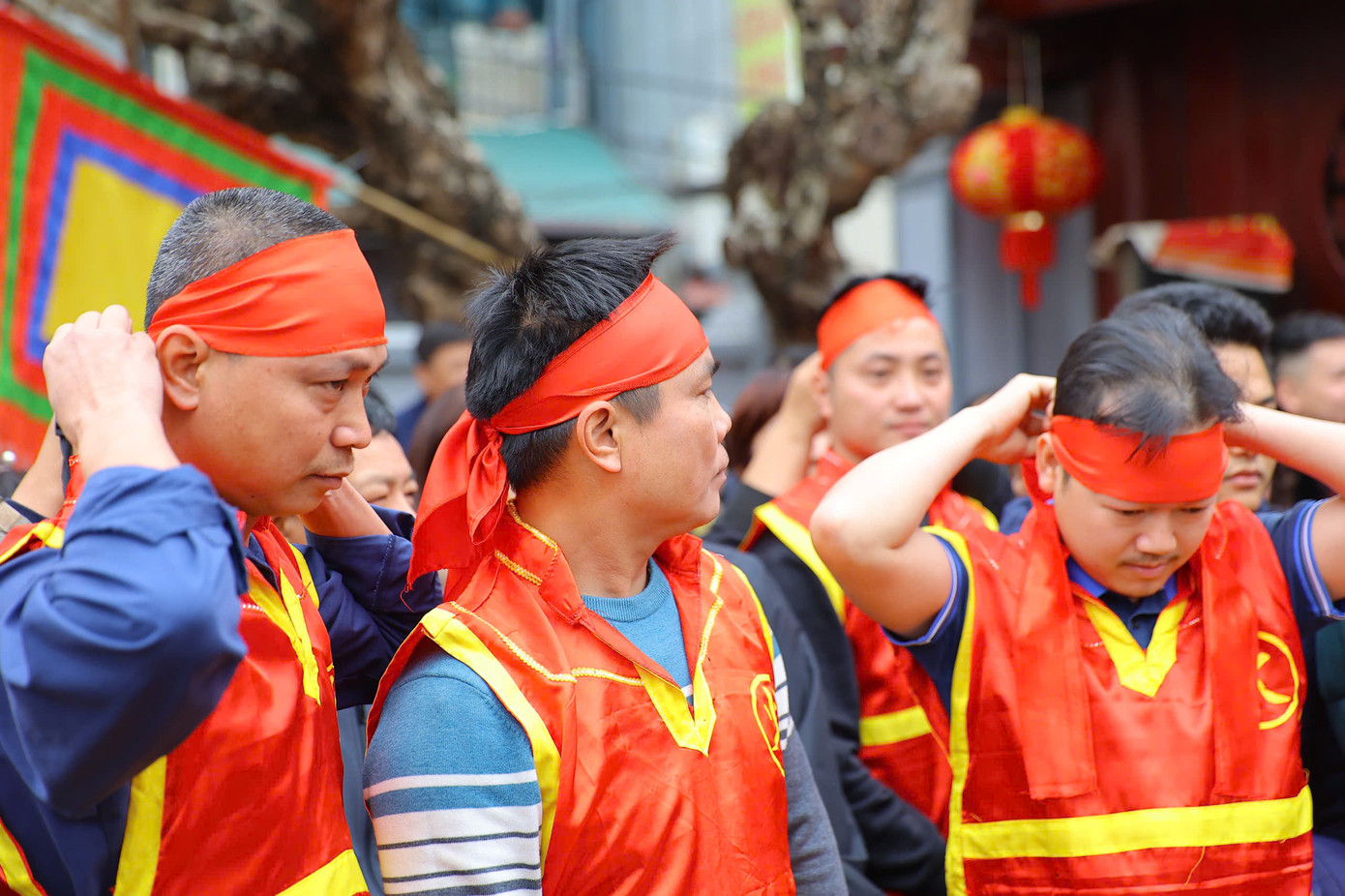 Sau khi chiến thắng quân giặc, tướng quân Phan Tây Nhạc và phu nhân là bà Hoa Dung về sống ở mảnh đất Thị Cấm, dạy dân làng trồng dâu, nuôi tằm, dệt vải. Sau khi qua đời, ông được nhân dân tôn thờ là Thành Hoàng làng. Để tưởng nhớ công ơn ông, người dân làng Thị Cấm mở hội vào ngày mùng 8 tháng Giêng Âm lịch hằng năm. Trong đó, độc đáo nhất là cuộc thi thổi cơm, tái hiện lại khung cảnh cuộc thi năm xưa của người tướng tài. Sau khi chiến thắng quân giặc, tướng quân Phan Tây Nhạc và phu nhân là bà Hoa Dung về sống ở mảnh đất Thị Cấm, dạy dân làng trồng dâu, nuôi tằm, dệt vải. Sau khi qua đời, ông được nhân dân tôn thờ là Thành Hoàng làng. Để tưởng nhớ công ơn ông, người dân làng Thị Cấm mở hội vào ngày mùng 8 tháng Giêng Âm lịch hằng năm. Trong đó, độc đáo nhất là cuộc thi thổi cơm, tái hiện lại khung cảnh cuộc thi năm xưa của người tướng tài.