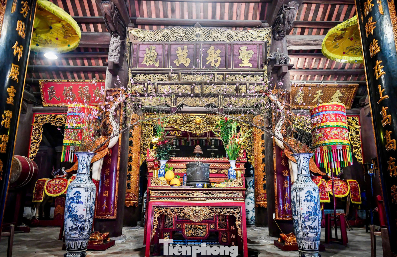 Đình Đại Phùng là di tích đặc biệt độc đáo ở chỗ toàn bộ cấu kiện nguyên thủy được làm bằng gỗ xoan với mái lớn, thân thấp, phù hợp với cả không gian, khí hậu, hoàn cảnh, cho thấy đây là một sáng tạo của cư dân địa phương.