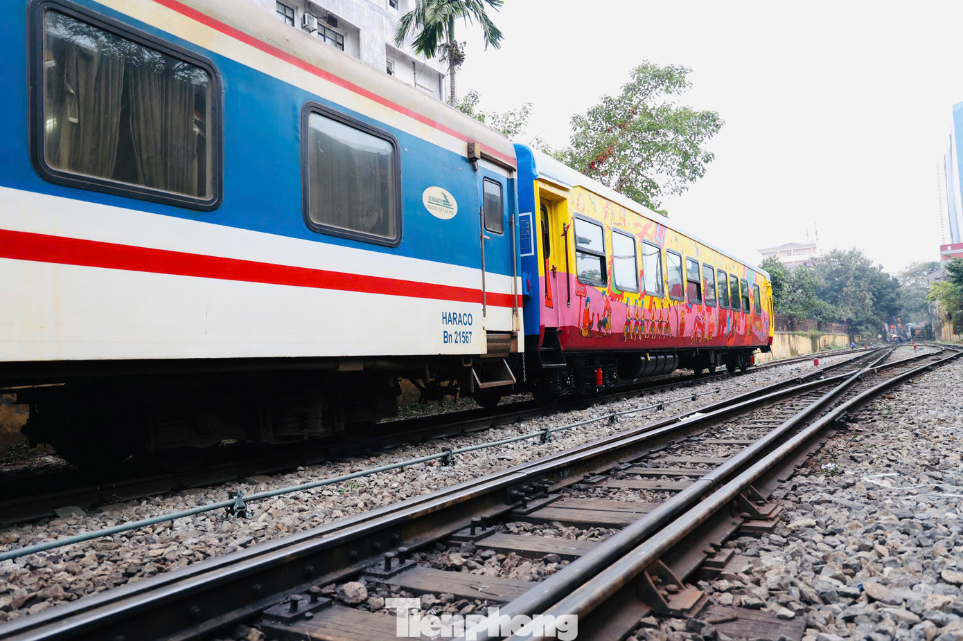 Các toa đặc biệt này được gắn trên đoàn tàu SE1 xuất phát từ ga Hà Nội vào lúc 22h10 ngày 28/1 và tàu SE4 xuất phát tại ga Sài Gòn lúc 19h30 ngày 28/1. Đây cũng chính là thời khắc cuối cùng của năm Giáp Thìn, hành khách sẽ đón giao thừa thiêng liêng trên tàu. Các toa đặc biệt này được gắn trên đoàn tàu SE1 xuất phát từ ga Hà Nội vào lúc 22h10 ngày 28/1 và tàu SE4 xuất phát tại ga Sài Gòn lúc 19h30 ngày 28/1. Đây cũng chính là thời khắc cuối cùng của năm Giáp Thìn, hành khách sẽ đón giao thừa thiêng liêng trên tàu.