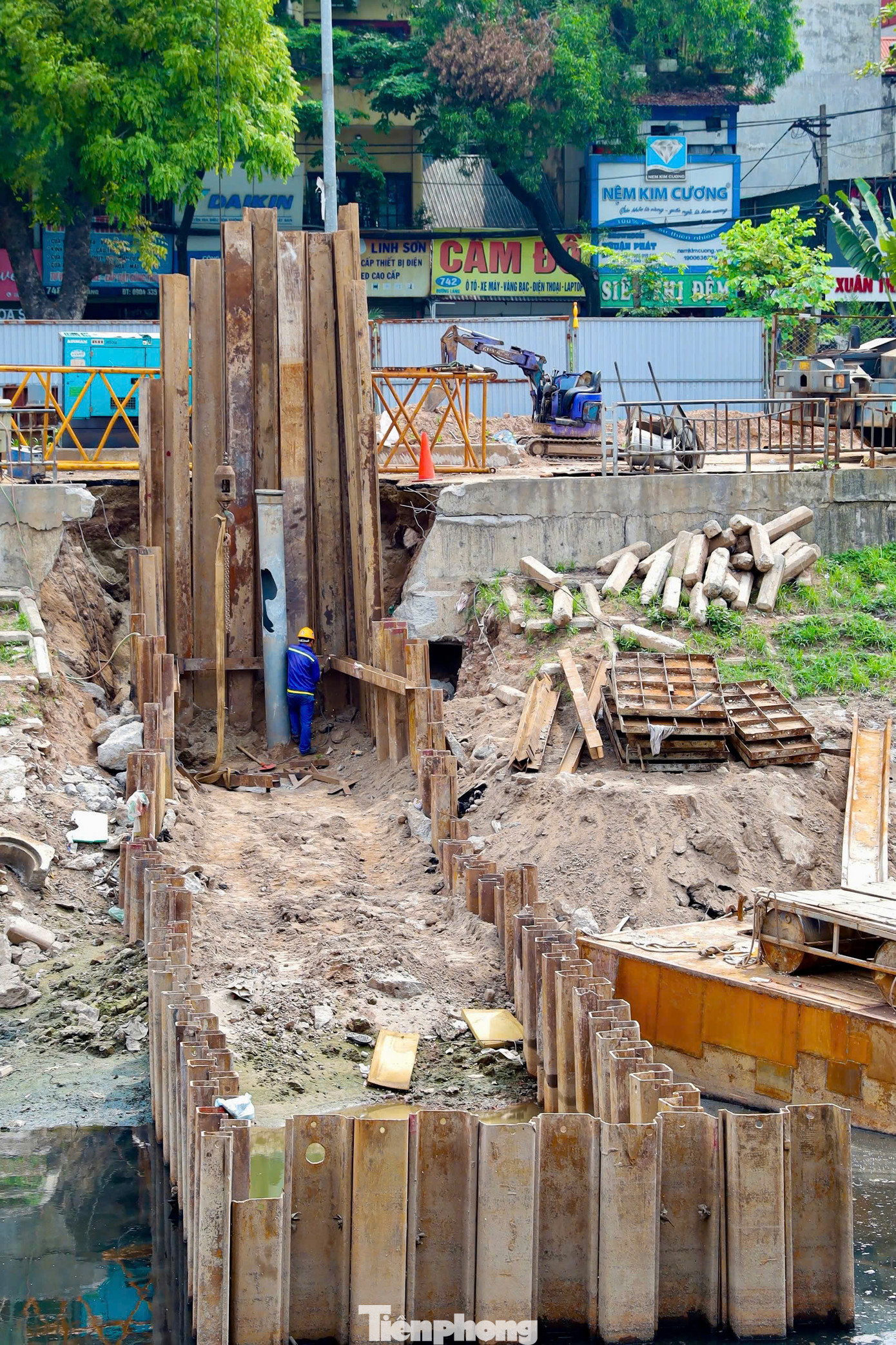 Theo ghi nhận của phóng viên sáng 7/5, công nhân đang khẩn trương thi công trên công trường để đảm bảo đúng tiến độ.