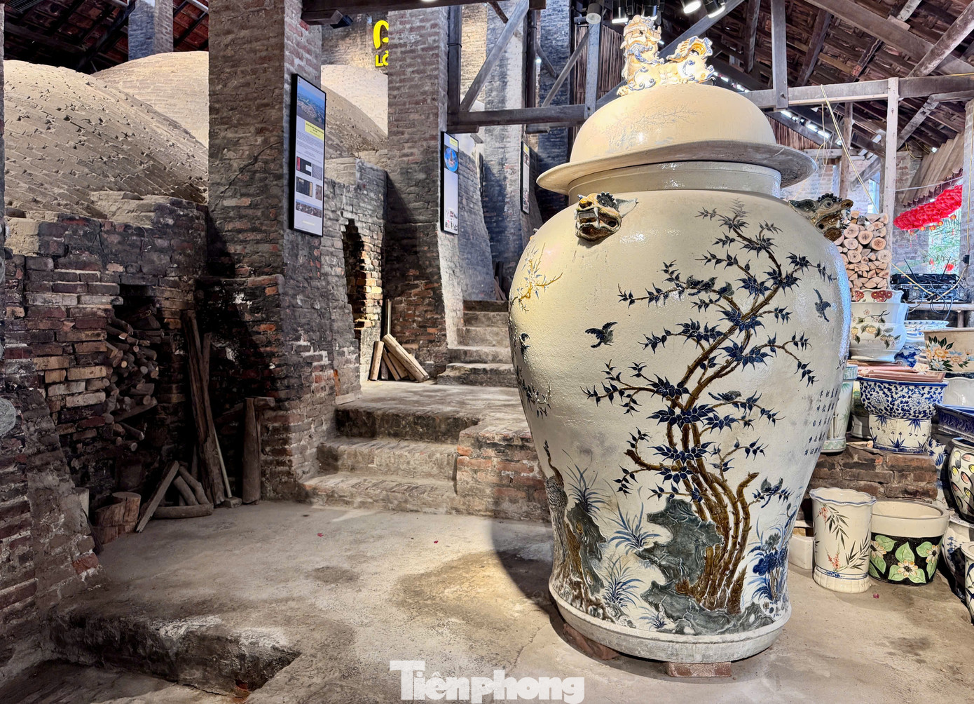 Nằm ở tả ngạn sông Hồng, huyện Gia Lâm, ngoại thành Hà Nội, Bát Tràng từ lâu được biết đến là một làng nghề truyền thống nổi tiếng của Việt Nam, thu hút nhiều khách du lịch trong và ngoài nước.