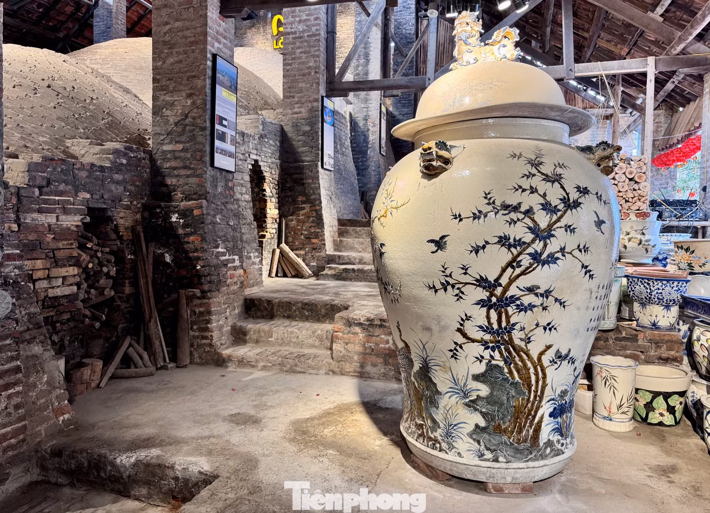Nằm ở tả ngạn sông Hồng, huyện Gia Lâm, ngoại thành Hà Nội, Bát Tràng từ lâu được biết đến là một làng nghề truyền thống nổi tiếng của Việt Nam, thu hút nhiều khách du lịch trong và ngoài nước. Nằm ở tả ngạn sông Hồng, huyện Gia Lâm, ngoại thành Hà Nội, Bát Tràng từ lâu được biết đến là một làng nghề truyền thống nổi tiếng của Việt Nam, thu hút nhiều khách du lịch trong và ngoài nước.