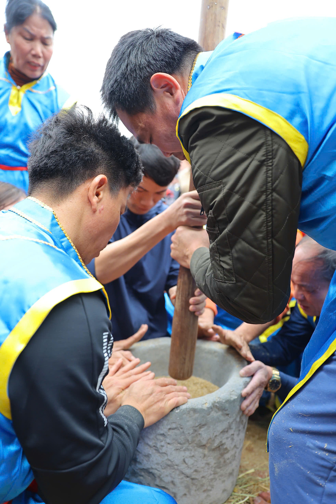 Theo luật thi, đội nào phát khói và tạo ra lửa sớm sẽ giành chiến thắng ở phần thi này. Ngoài ra, các đội thi đã cử ra một người cầm bình bằng đồng tham gia thi chạy đến bờ sông Nhuệ lấy nước về nấu cơm cùng thời điểm kéo lửa diễn ra. Theo luật thi, đội nào phát khói và tạo ra lửa sớm sẽ giành chiến thắng ở phần thi này. Ngoài ra, các đội thi đã cử ra một người cầm bình bằng đồng tham gia thi chạy đến bờ sông Nhuệ lấy nước về nấu cơm cùng thời điểm kéo lửa diễn ra.