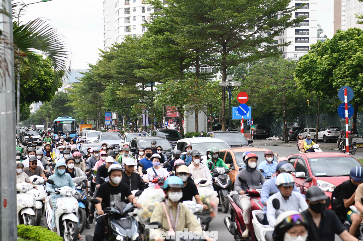 Đây là khu vực tập trung nhiều tòa nhà văn phòng lớn, bệnh viện, trường học và trung tâm dịch vụ, với mật độ người làm việc và di chuyển mỗi ngày ước tính lên đến gần 10.000 người. Hai bên đường, lượng xe ra vào từ các bãi gửi, chung cư và tòa nhà càng khiến tình hình giao thông thêm phức tạp.