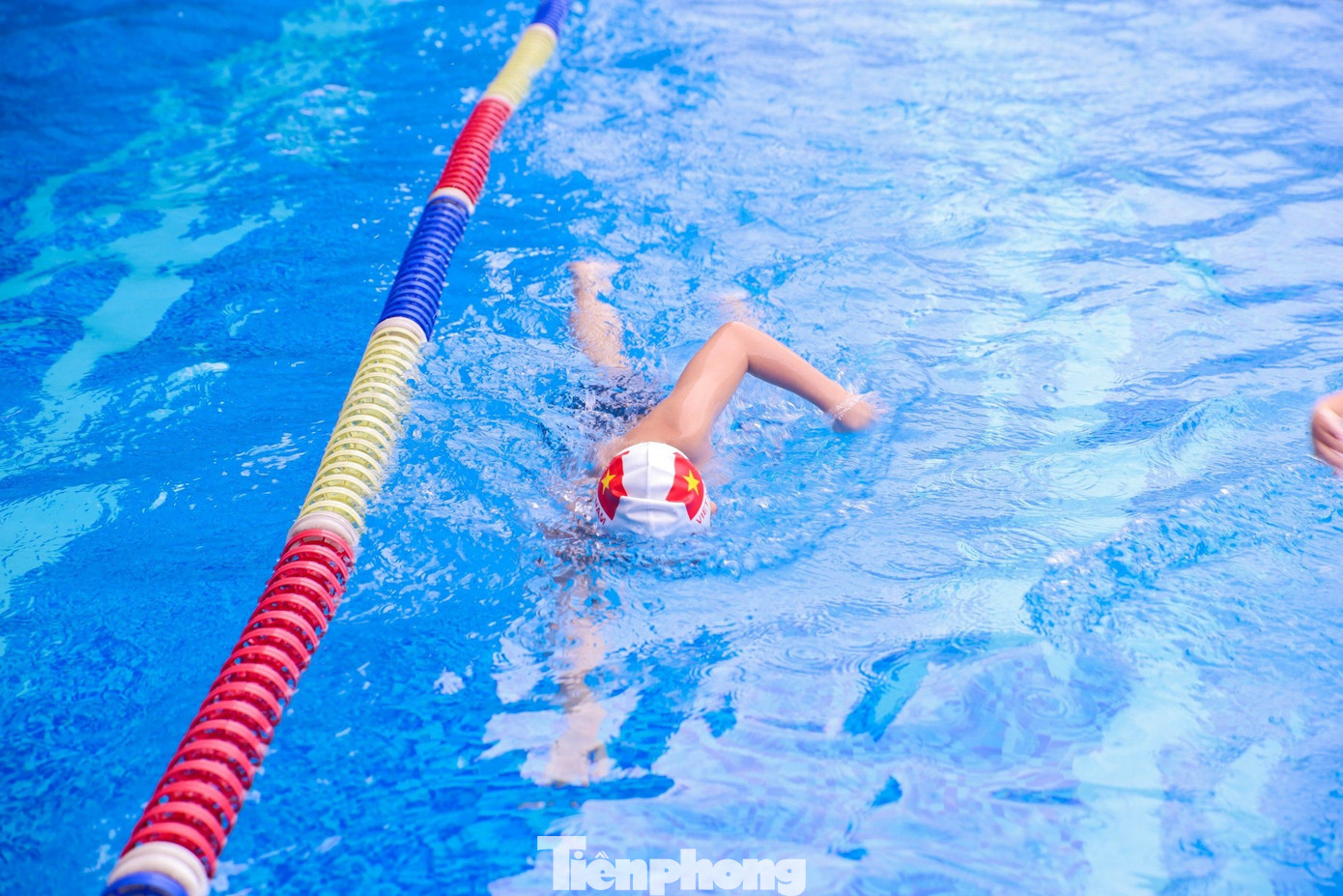 Anh đã thành công biến hàng ngàn bé từ không biết bơi thành các kình ngư nhí có thể bơi liên tục cả chục km. Điều đặc biệt, người thầy 48 tuổi này với biệt danh “Thủy béo” hướng dẫn các em bằng tất cả tình yêu, niềm đam mê, và hoàn toàn miễn phí.