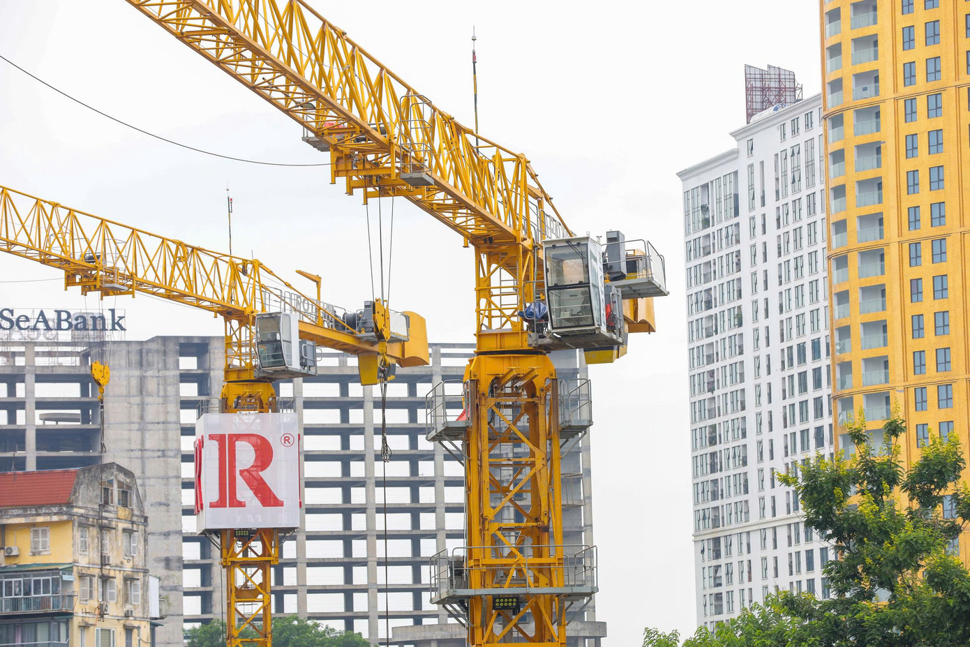 Dự án có vị trí "vàng", một mặt tiếp giáp với phố Ngọc Khánh, cách phố Kim Mã khoảng 150m và một mặt tiếp giáp với đường Hồ Giảng Võ, mặt hồ Giảng Võ. Đây là một trong những ô đất đẹp nhất còn sót lại giữa trung tâm.