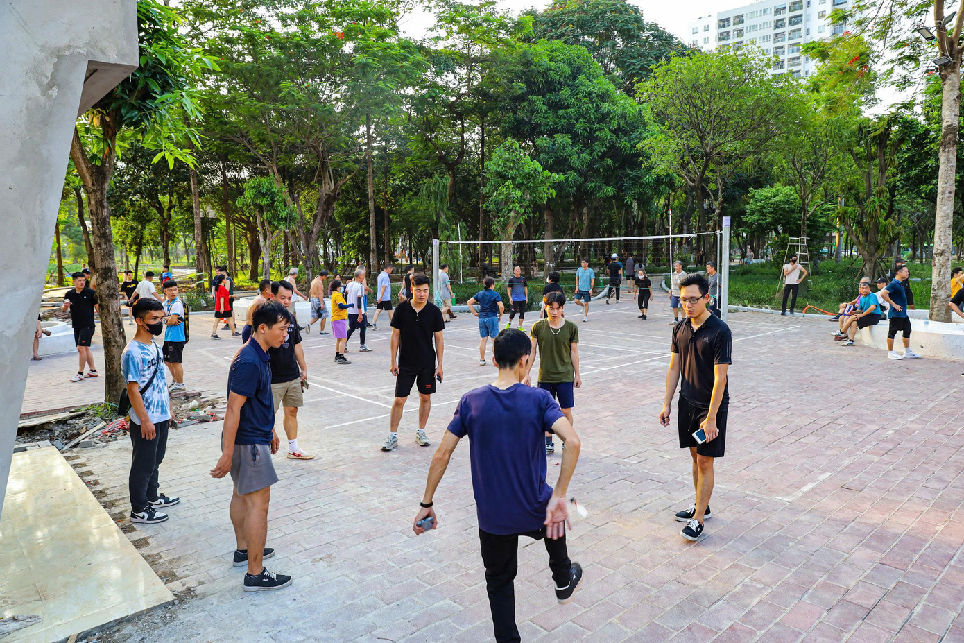 Dù các hạng mục cải tạo công viên Nghĩa Đô, Cầu Giấy chưa hoàn thiện, nhiều người dân vẫn lựa chọn công viên đang thi công làm nơi tập thể dục mỗi ngày. Tuy nhiên, việc sử dụng không gian công cộng khi công trình còn ngổn ngang tiềm ẩn hàng loạt nguy cơ mất an toàn.