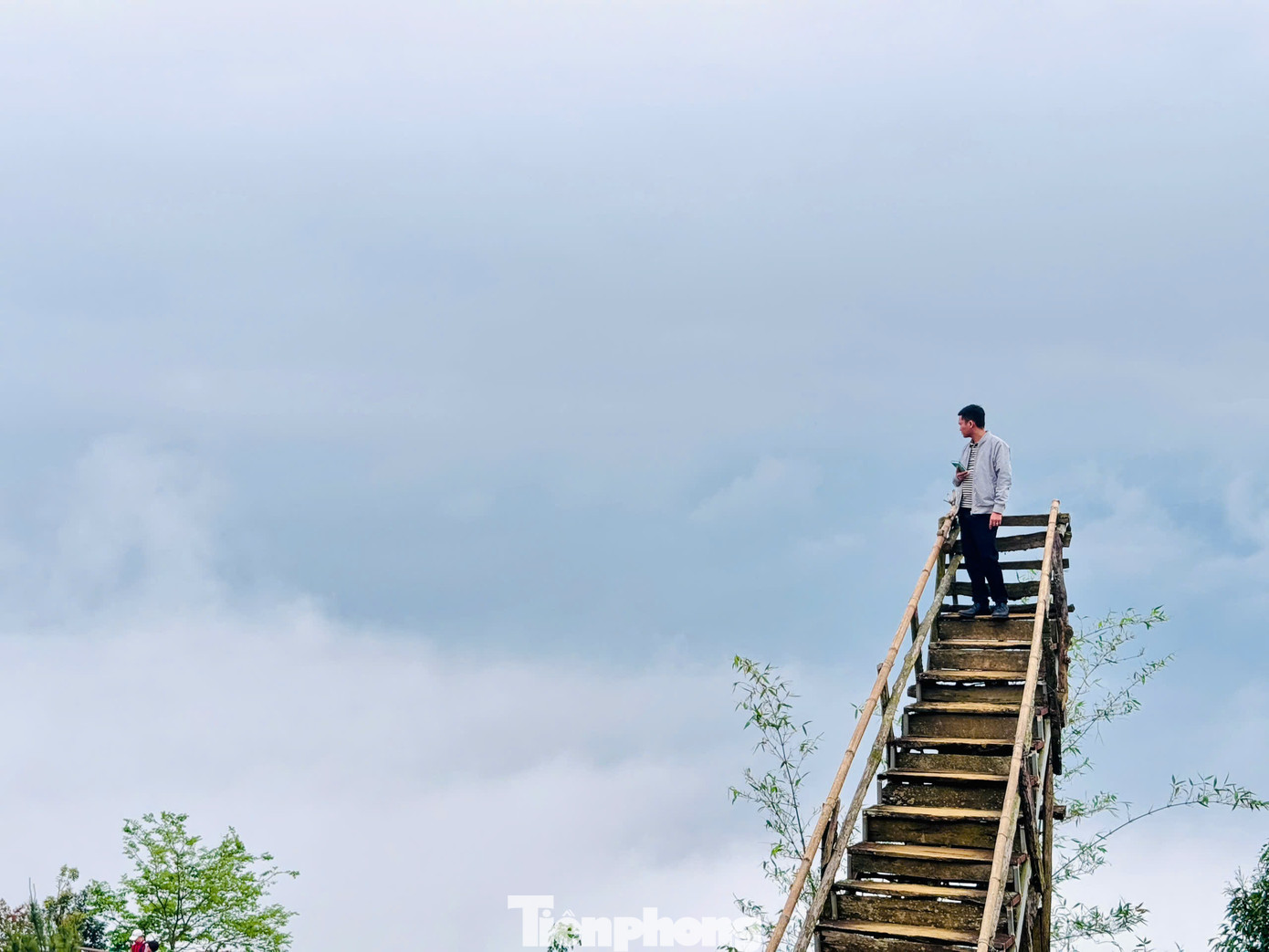Đến bản Hang Kia, du khách có cơ hội khám phá thiên nhiên hùng vĩ và tận hưởng bầu không khí trong lành.