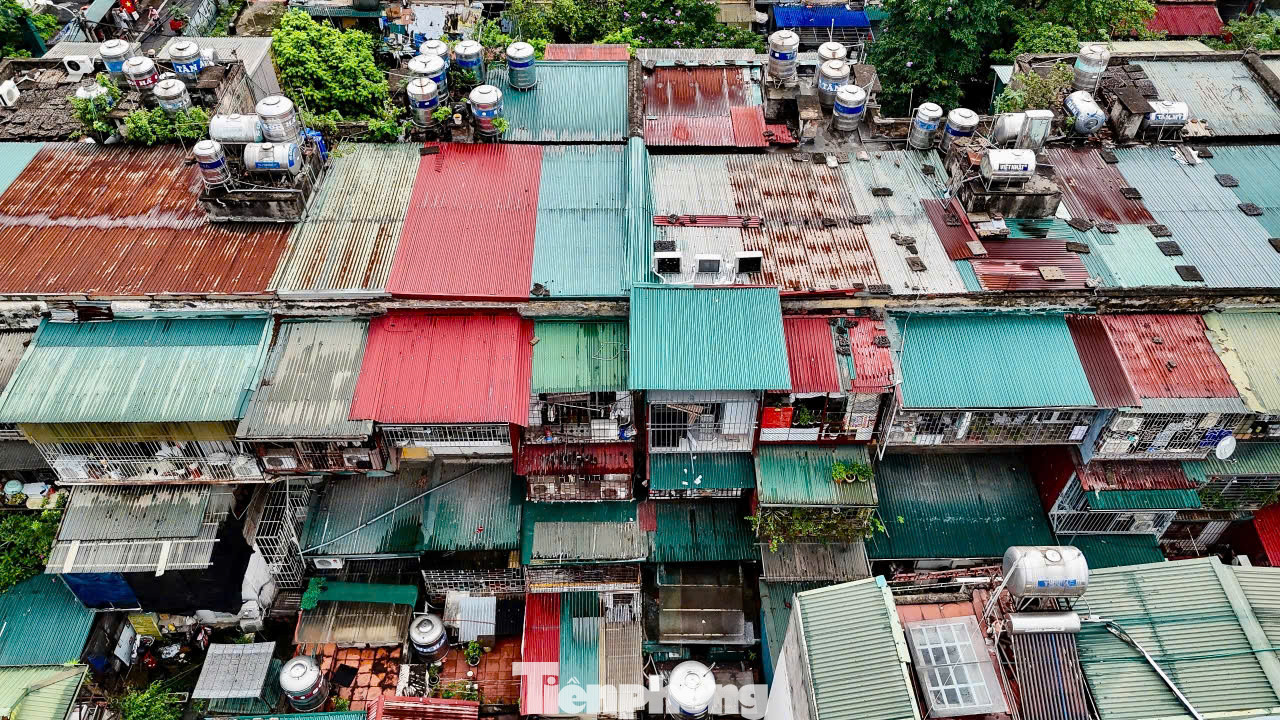 Các tòa nhà chủ yếu được xây dựng từ 40-50 năm trước, hiện đã xuống cấp do không được sửa chữa, bảo dưỡng và hiện tượng cơi nới, cải tạo của cư dân gây mất an toàn. Tổng diện tích nhà ở thấp tầng là 54.911m2, với số lượng căn là 1.333. Trong đó rất nhiều nhà liền kề xen kẽ trong các nhà tập thể, hình thành các ngõ hẹp, chiếu sáng kém.